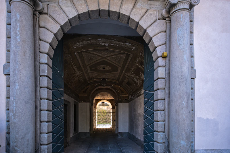 Interno con volta in pietra