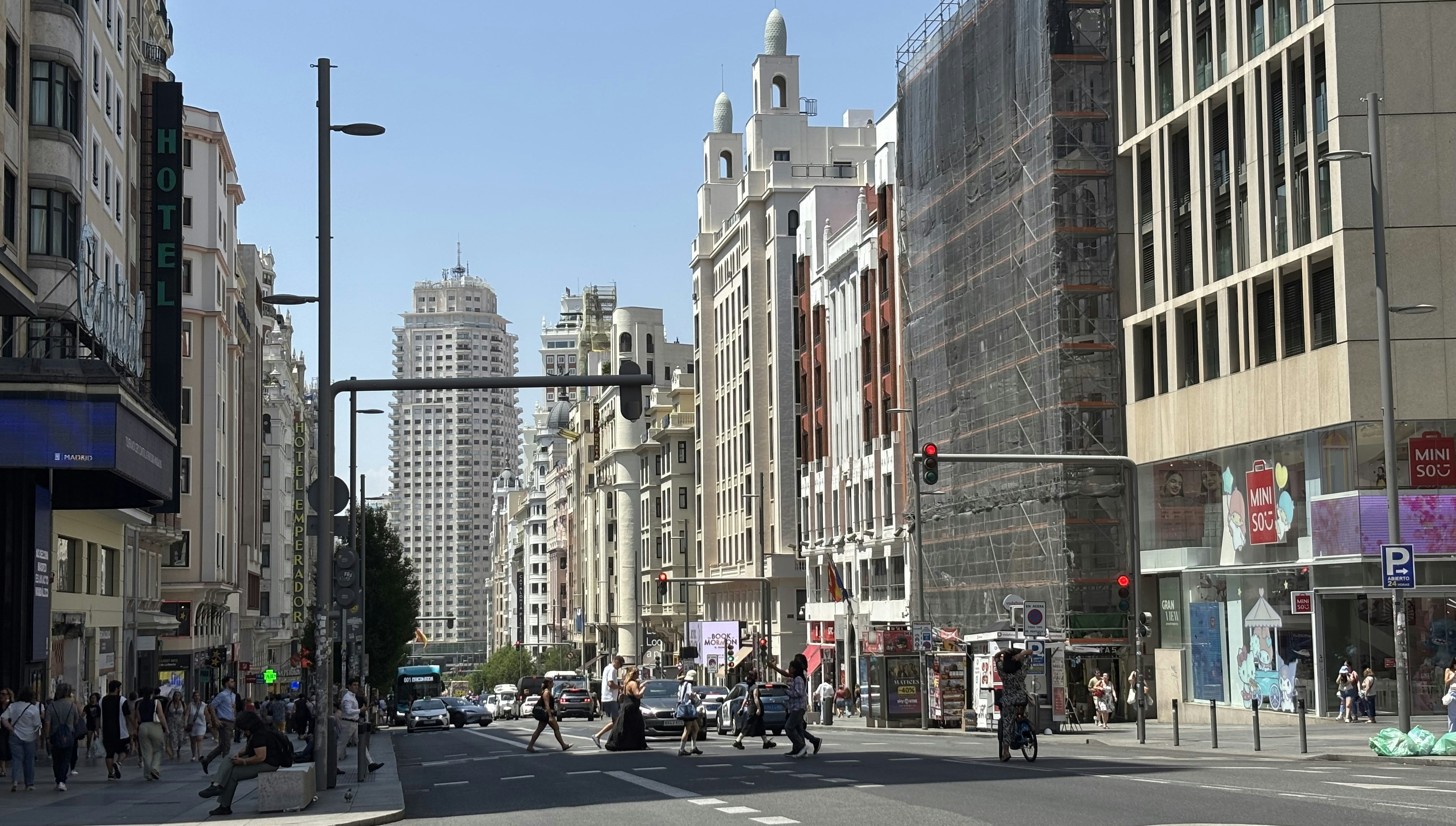 Madrid skyline LinkedIn background — photo by MOHAMED CHADLIOUI