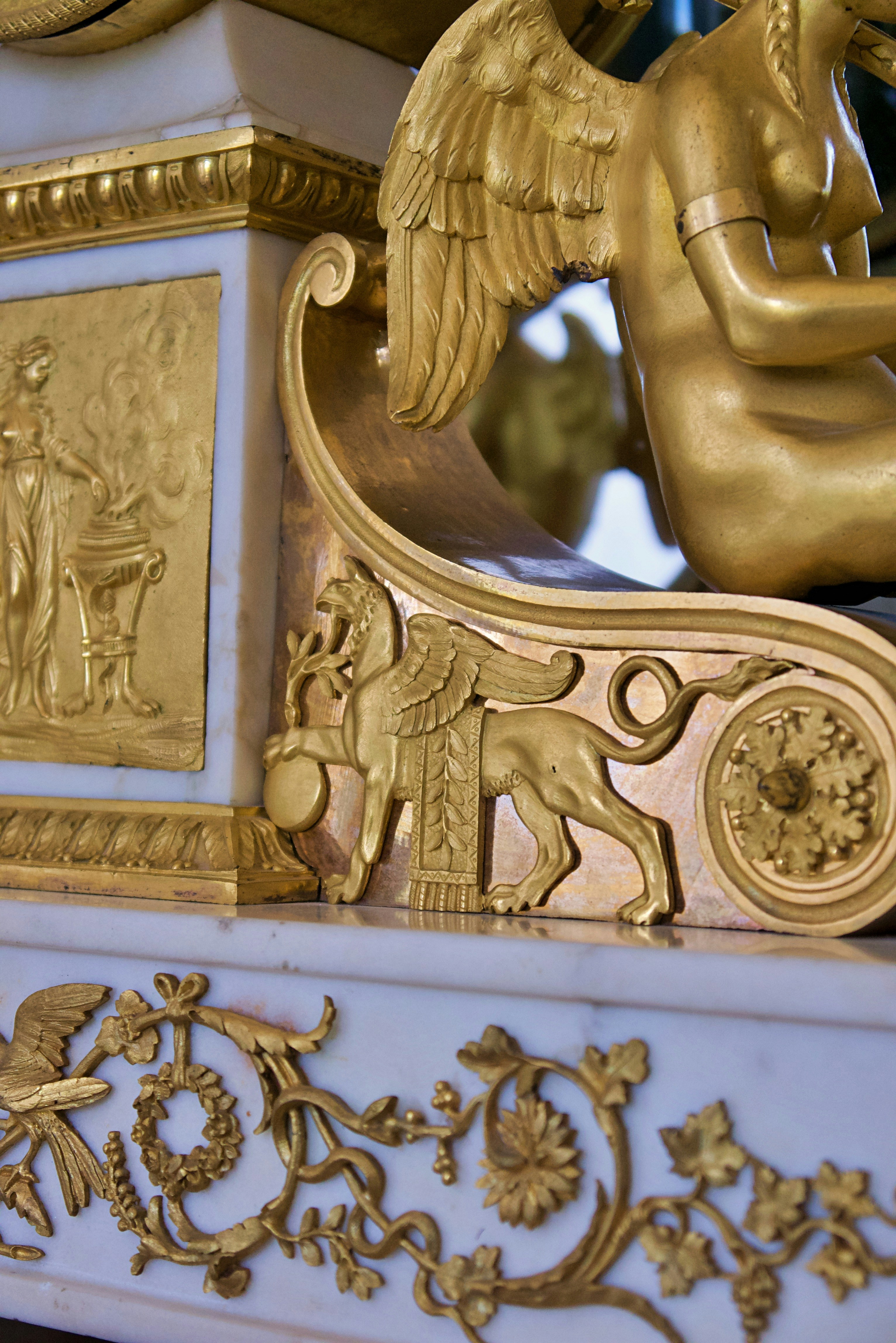 Esculturas douradas ornamentadas com criaturas mitológicas e motivos florais.