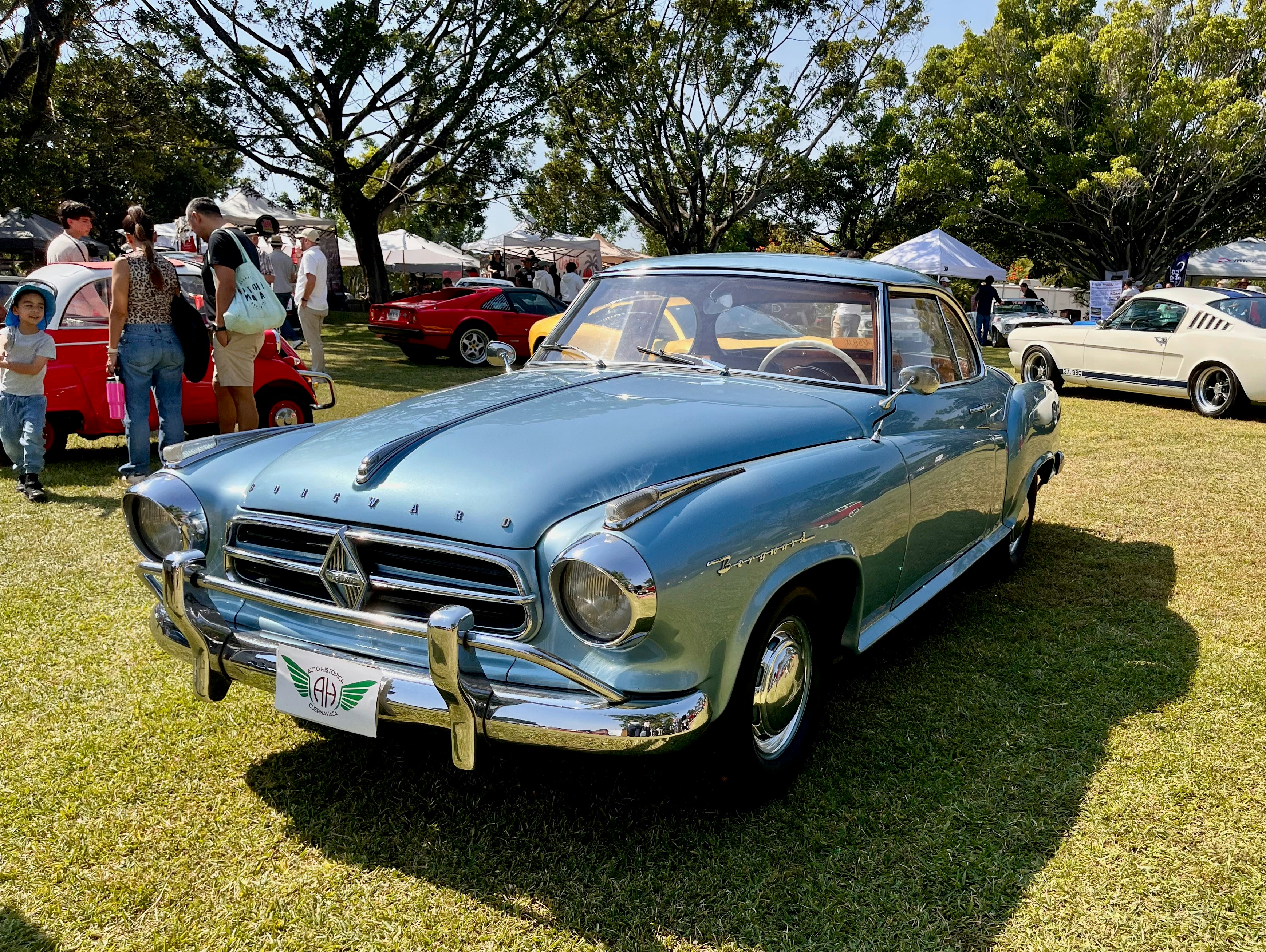 Voiture bleue classique exposée lors d’un événement en plein air