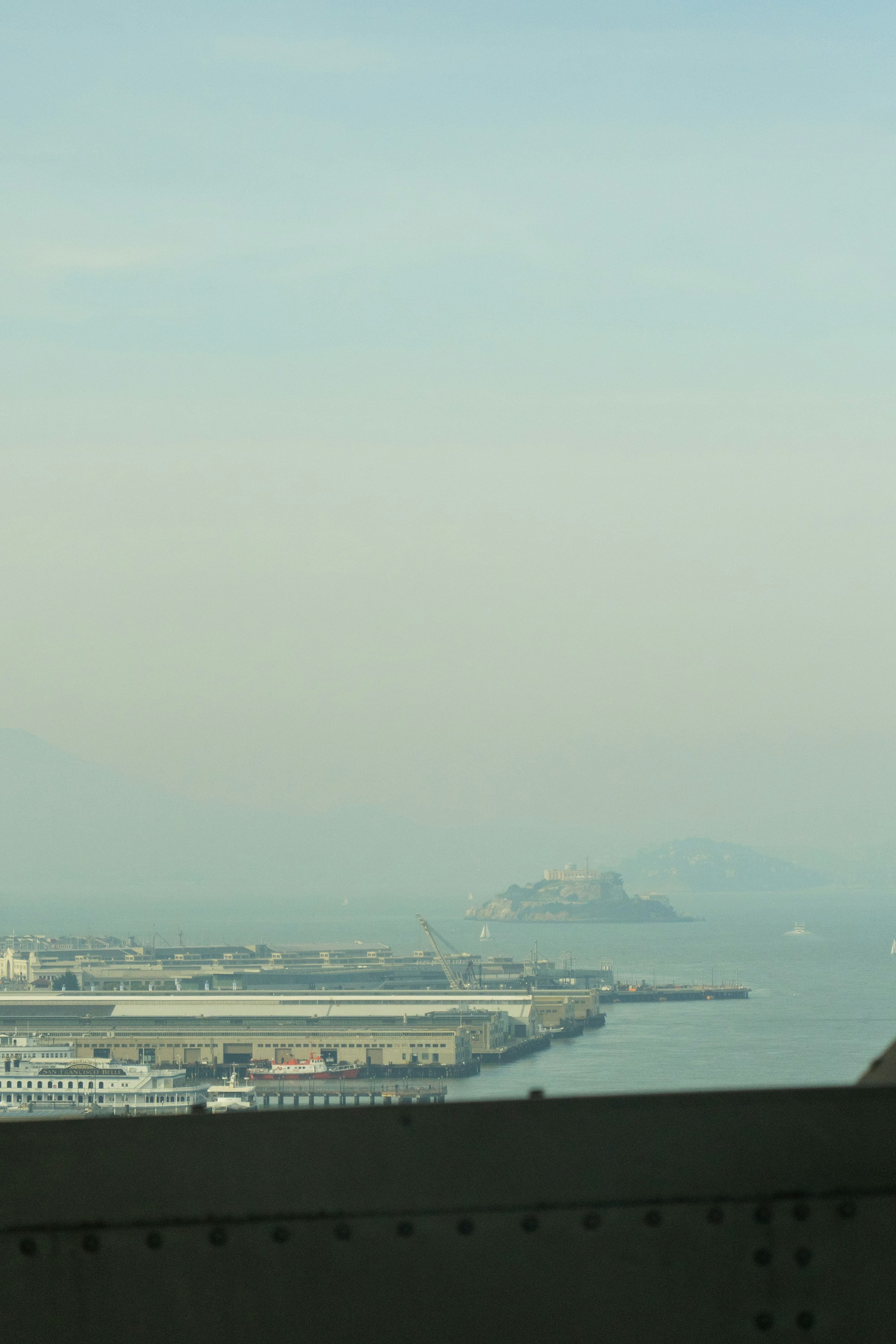 Bucht mit Alcatraz-Insel und Stadtsilhouette