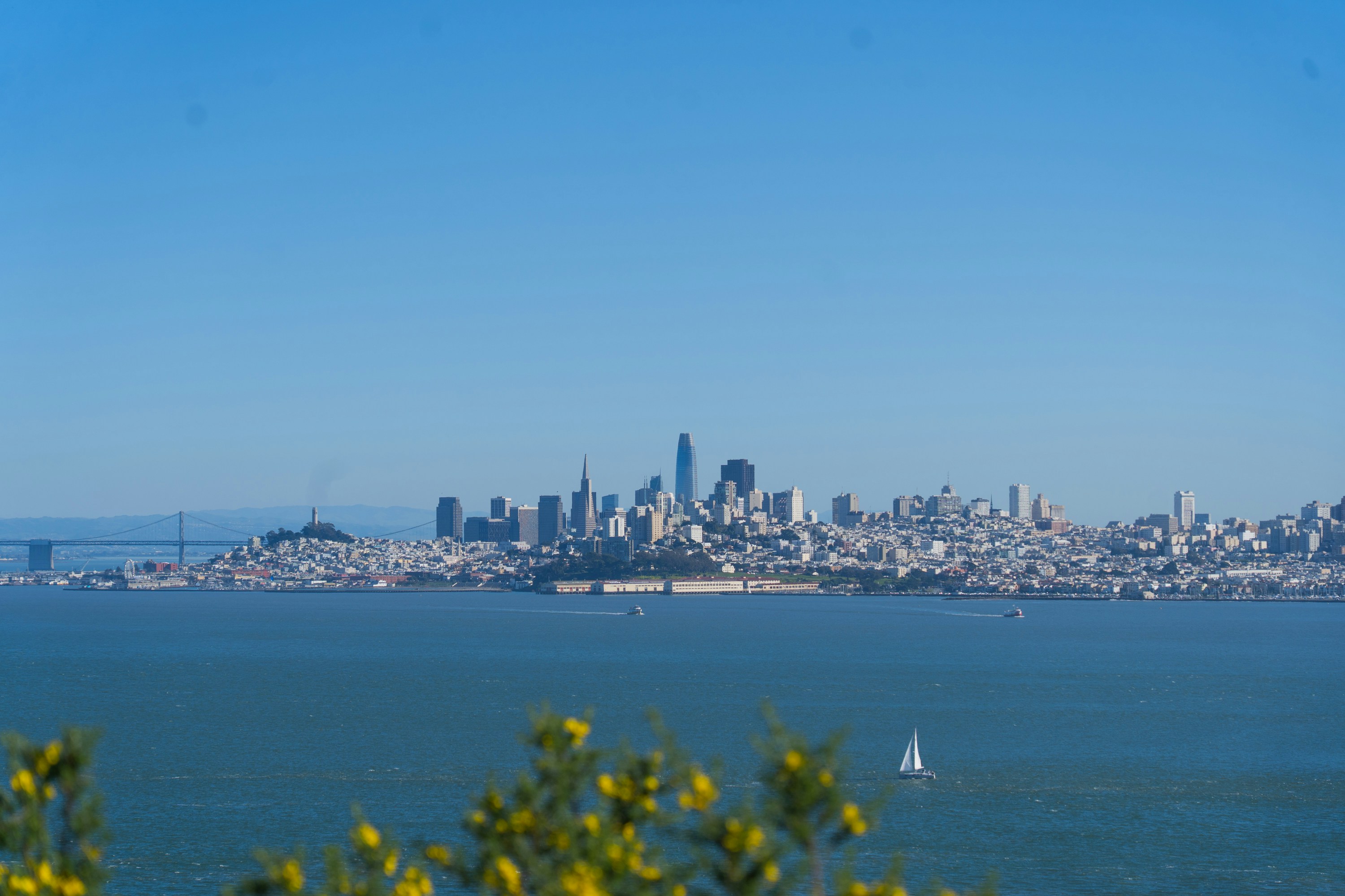Skyline von San Francisco über die Bucht an einem klaren Tag