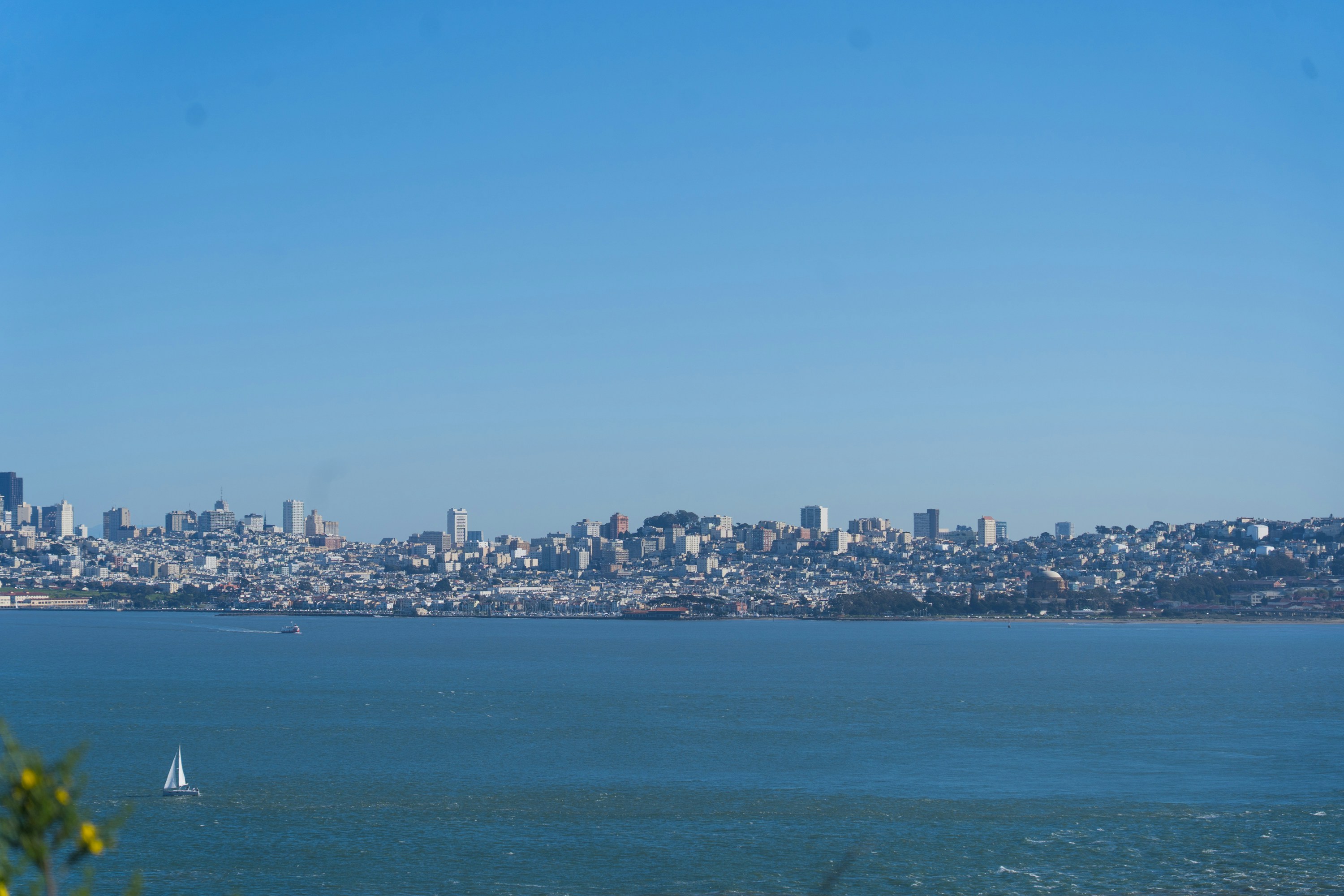 Skyline von San Francisco über die Bucht an einem klaren Tag