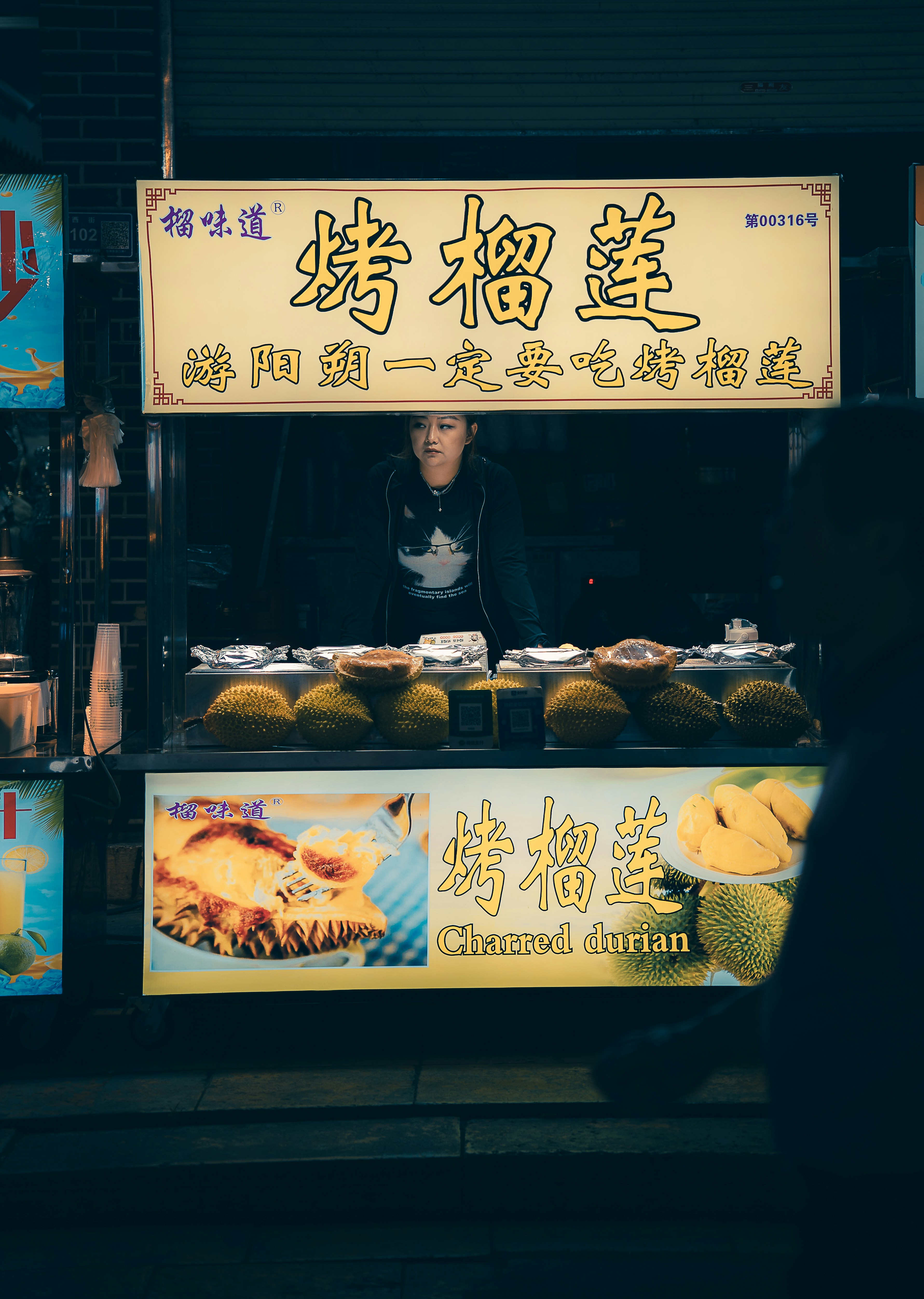 Vendedor ambulante vendendo durião grelhado à noite