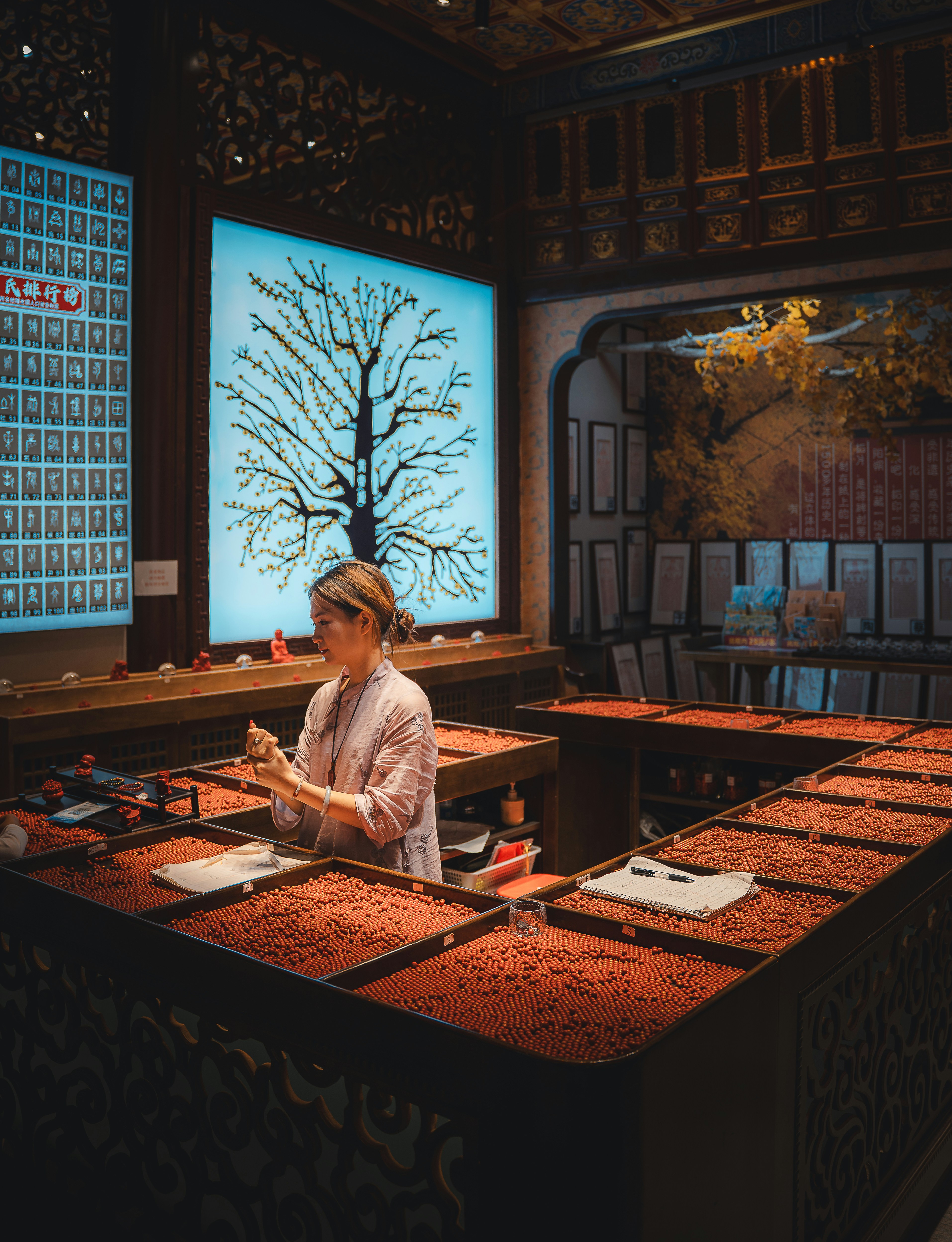 Mulher trabalhando no balcão com muitos itens pequenos.