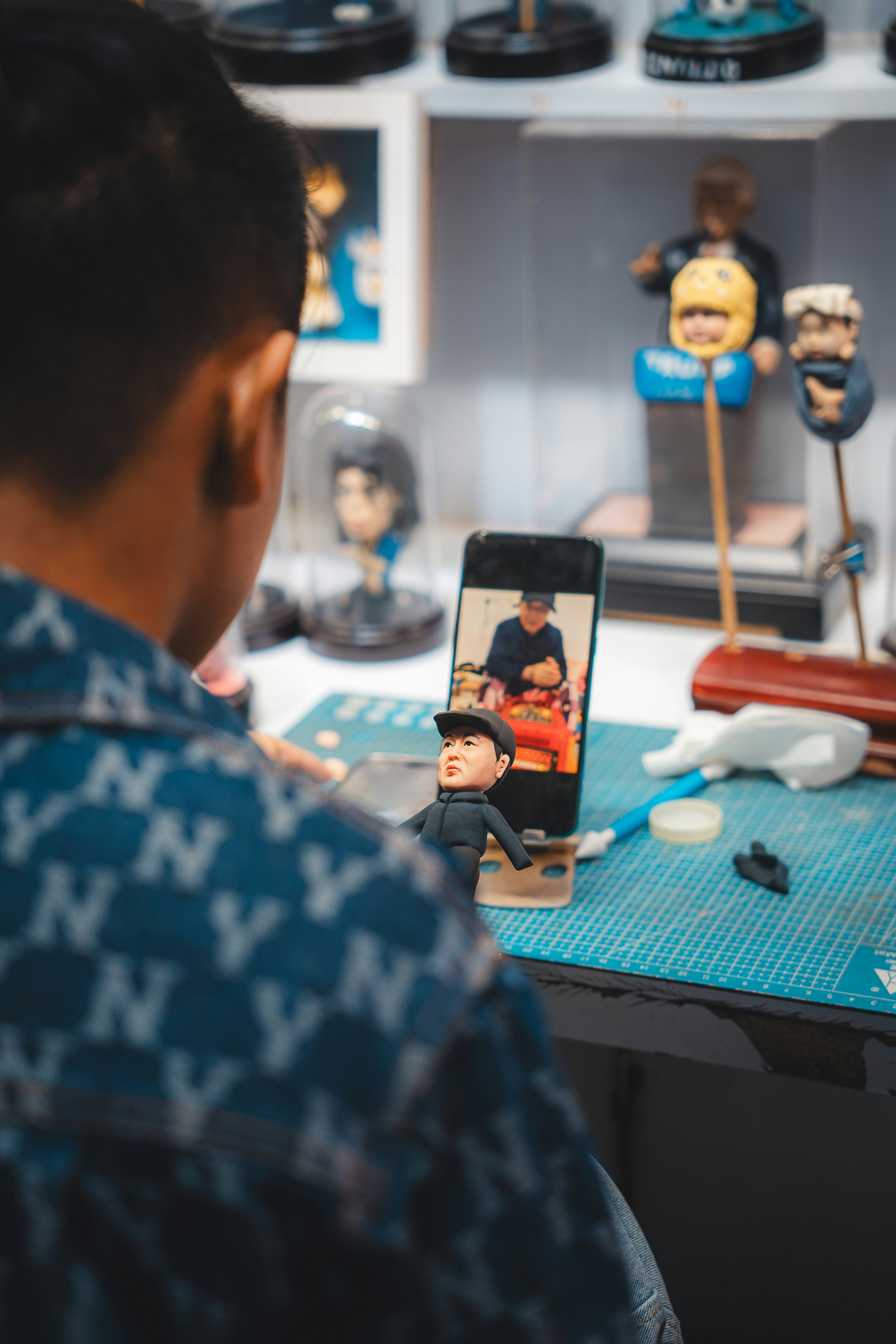 A pessoa assiste a vídeo no celular com a figura da figura na tela.