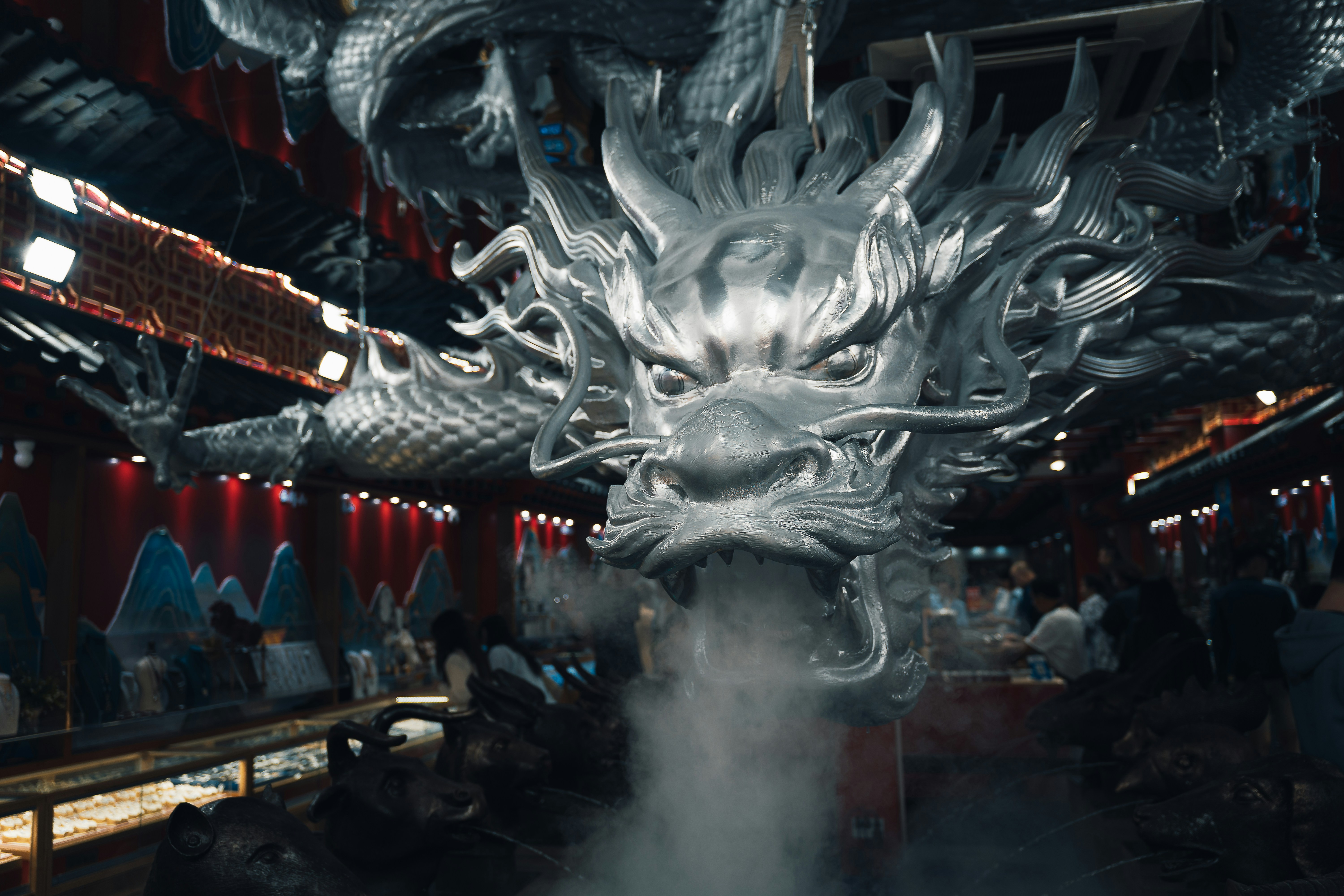 Uma escultura de cabeça de dragão prateada emitindo fumaça