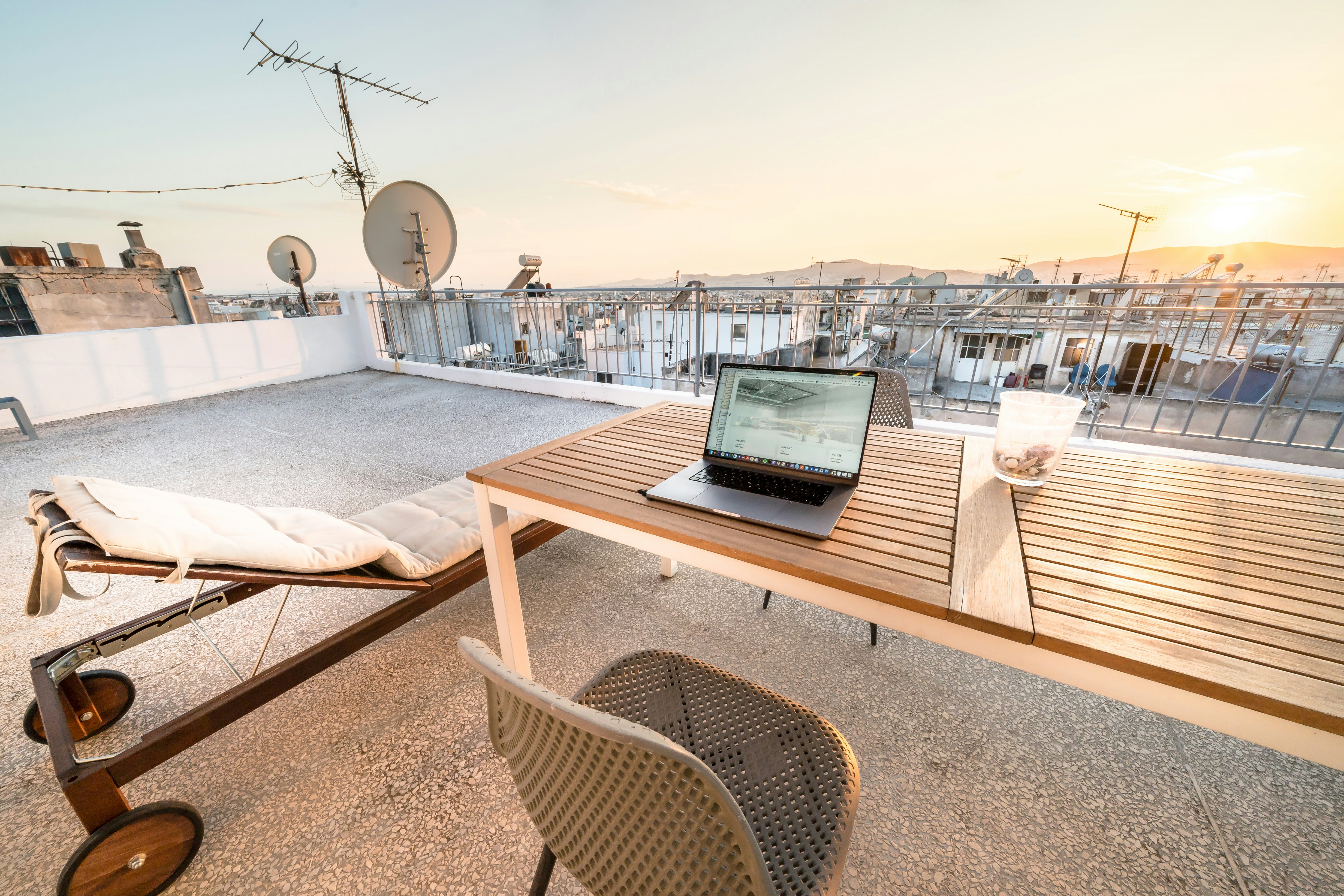 Moderne Solarmodule auf einem Balkon installiert