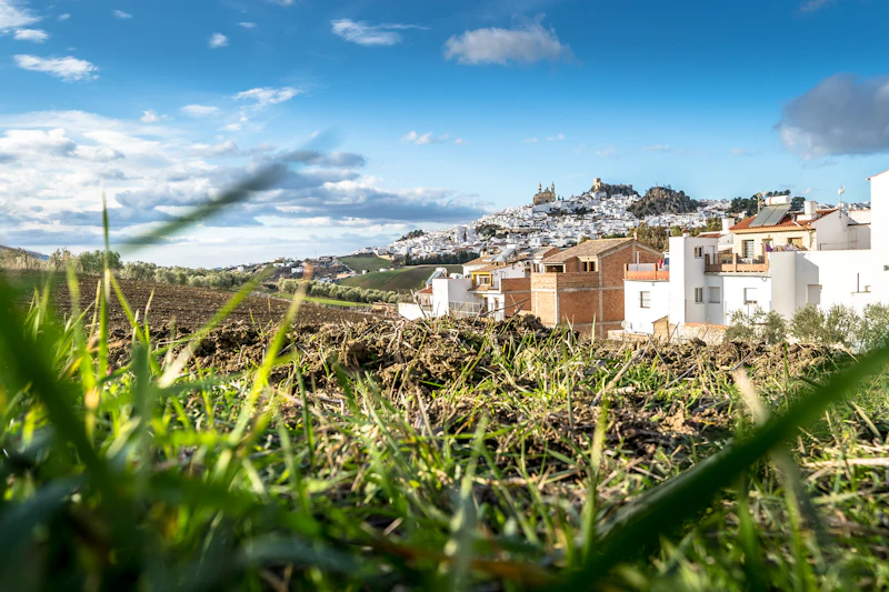 Pueblo blanco andaluz sobre una colina
