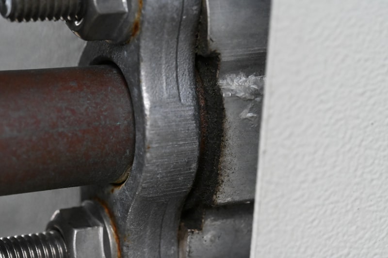 Metalen leidingverbinding met bouten