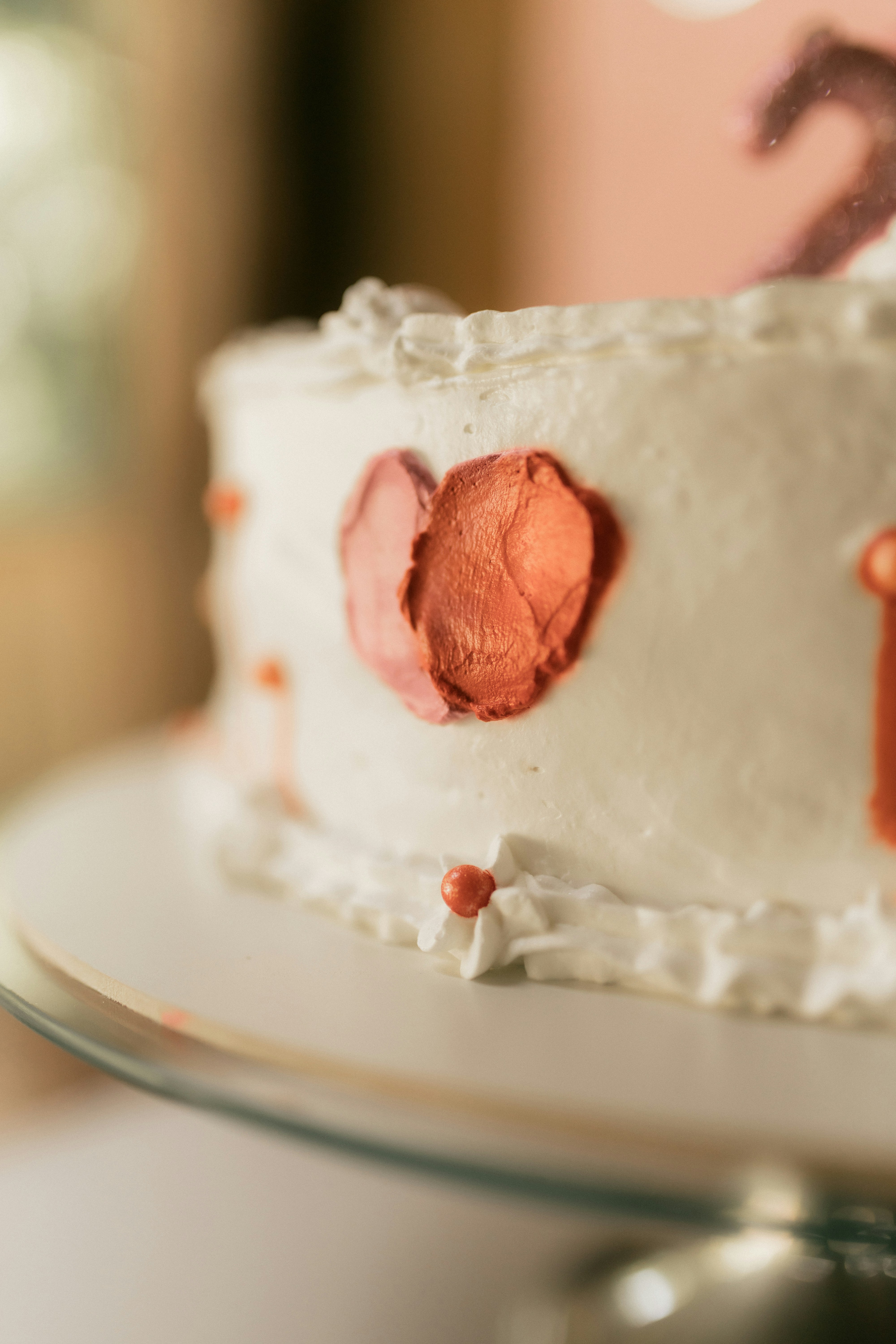 Bolo branco coberto com decoração de coração vermelho