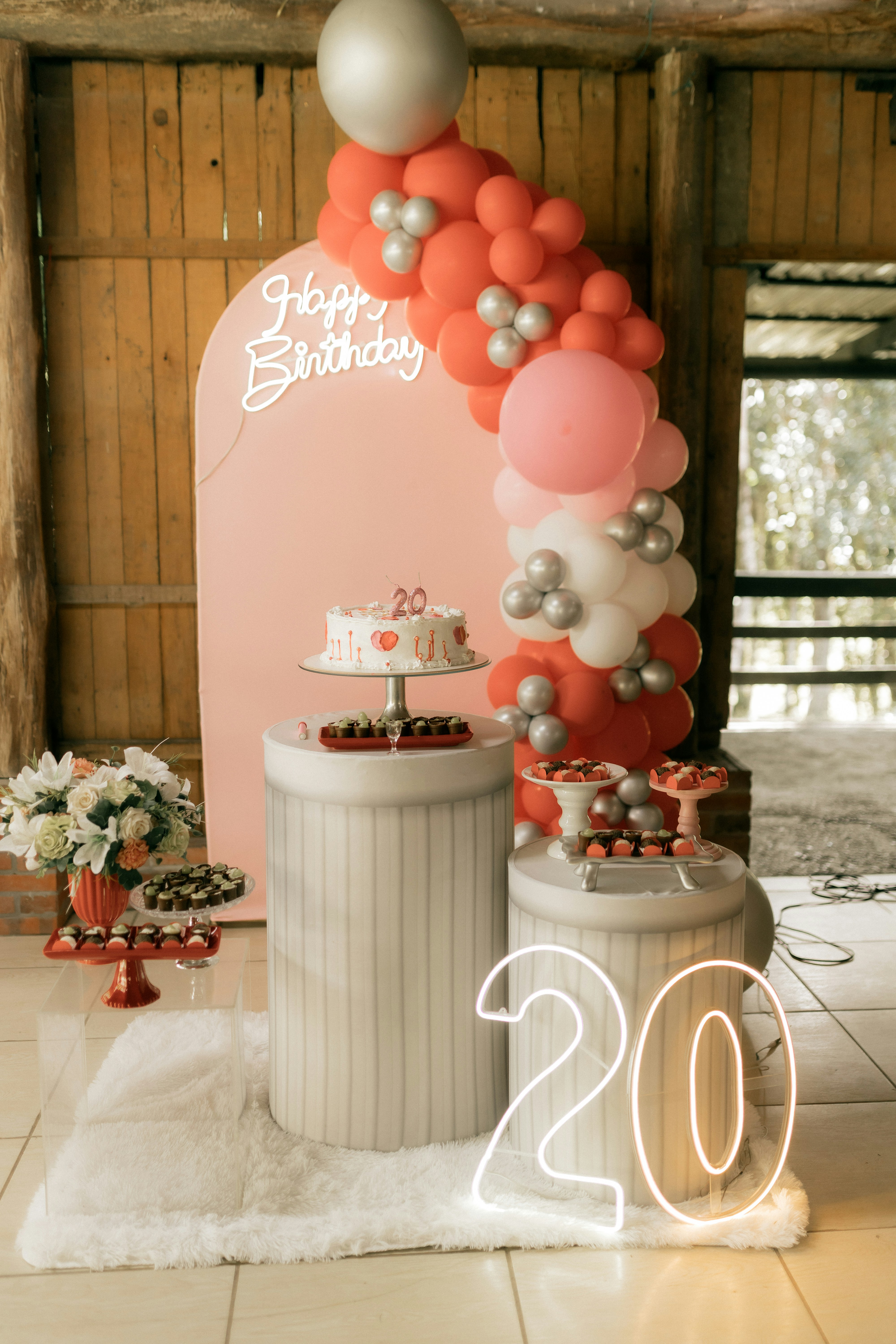 Celebração de aniversário com bolo, balões e decoração número 20.