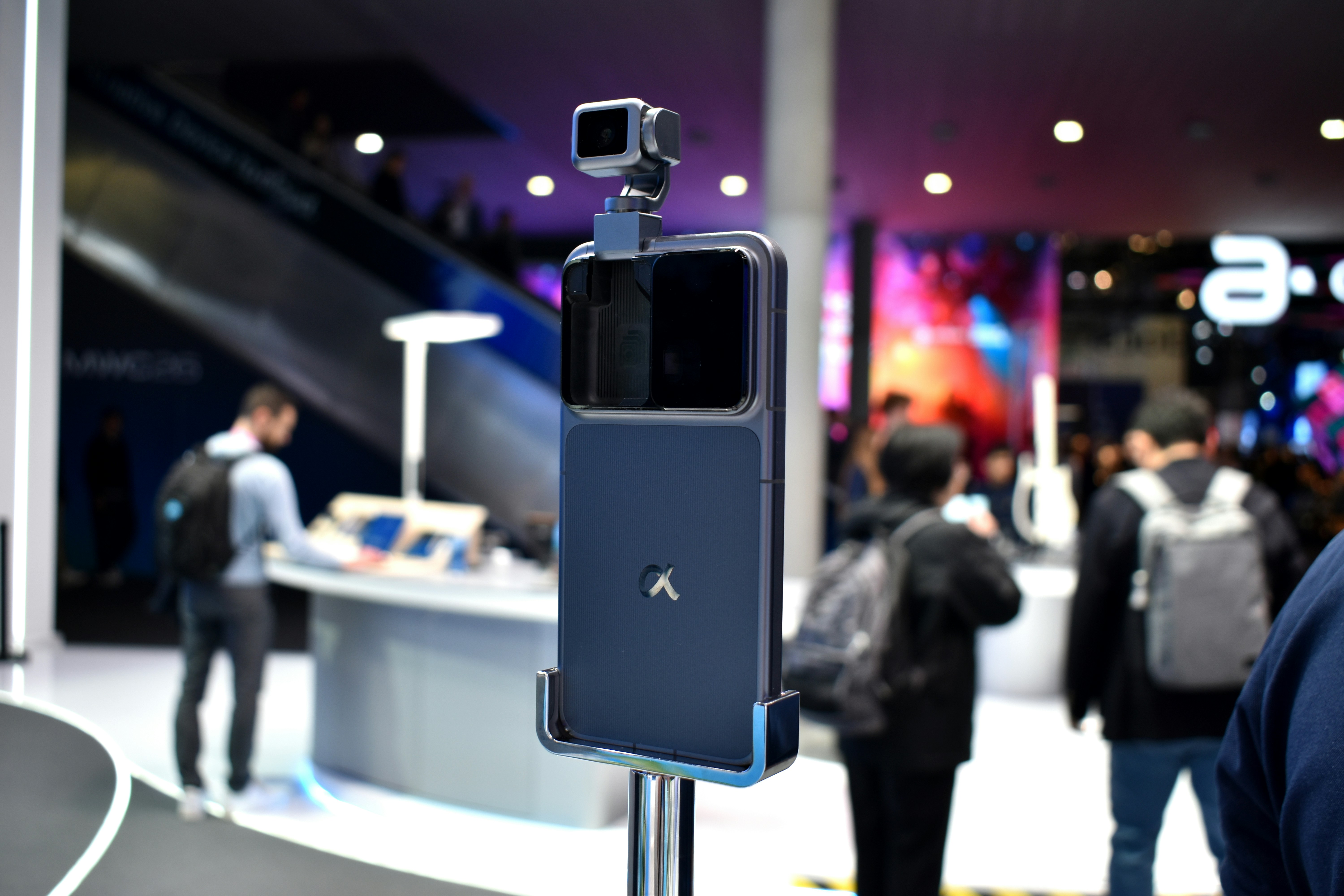 Un dispositivo blu scuro con una fotocamera sopra