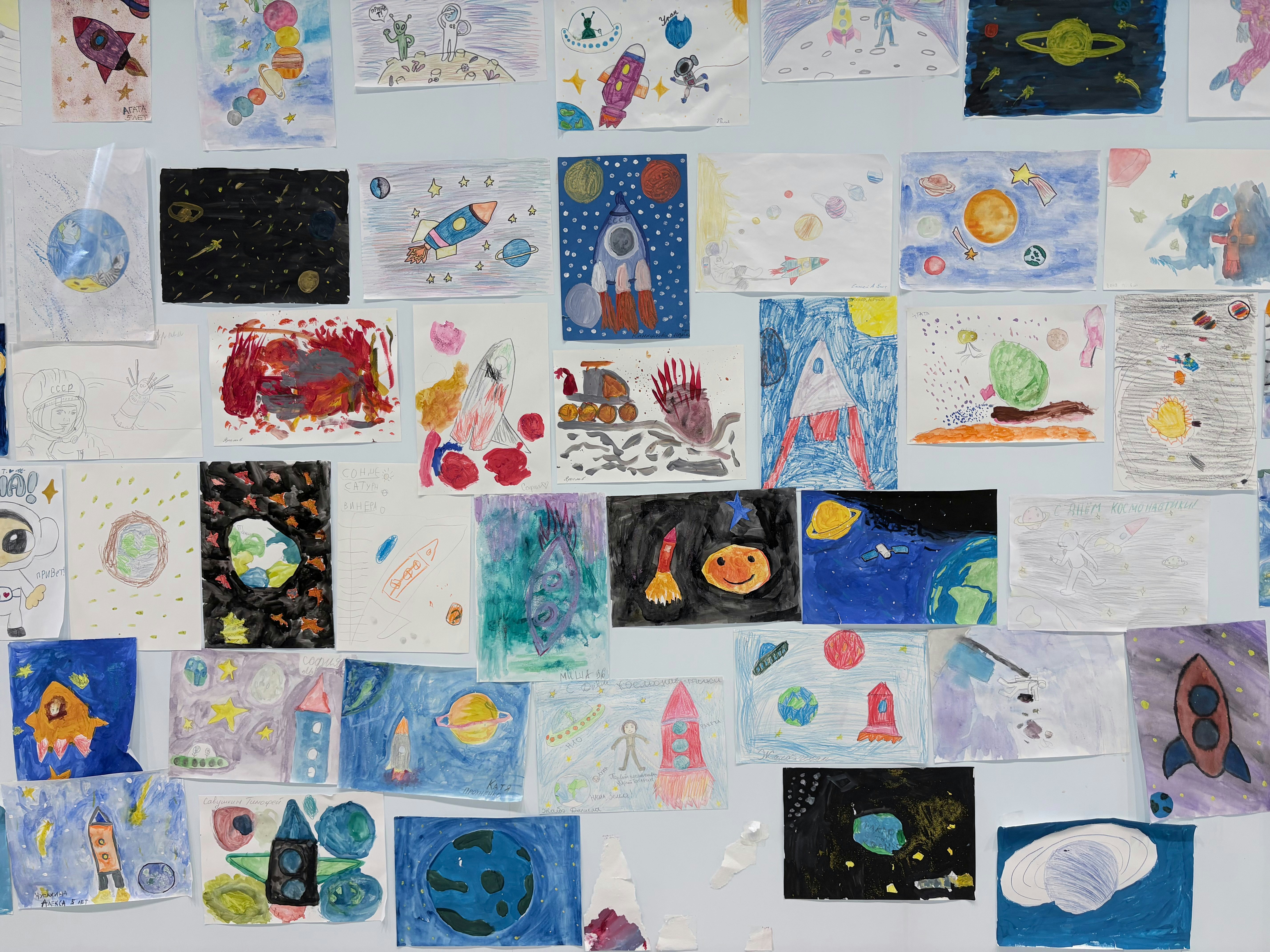 벽에 그린 로켓과 행성의 어린이 그림