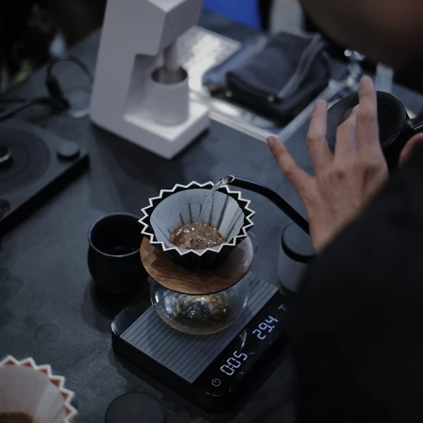 Tasting pour-over coffee and recording the brew result