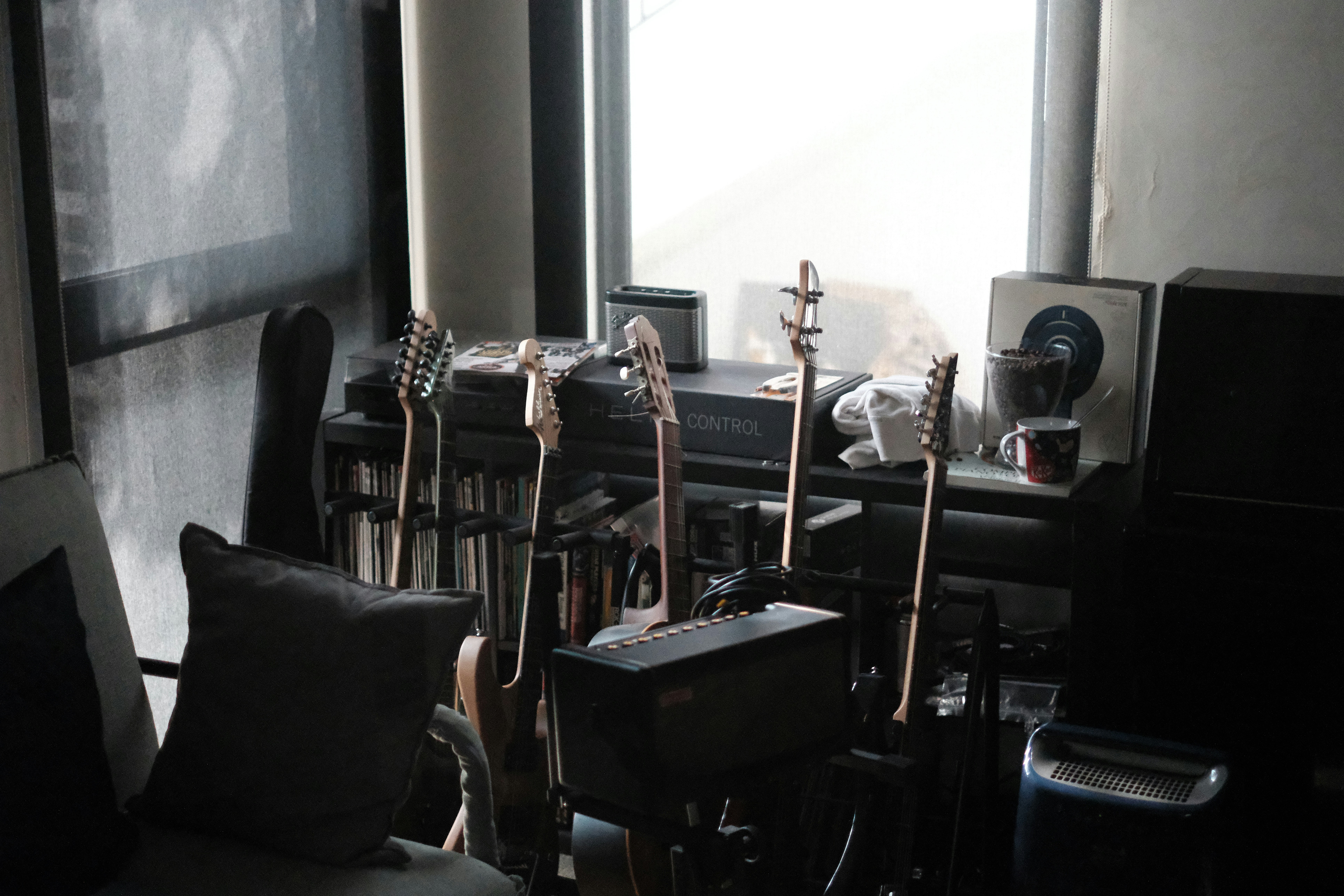 Молодой артист записывает трек в профессиональной студии звукозаписи PUPUPU