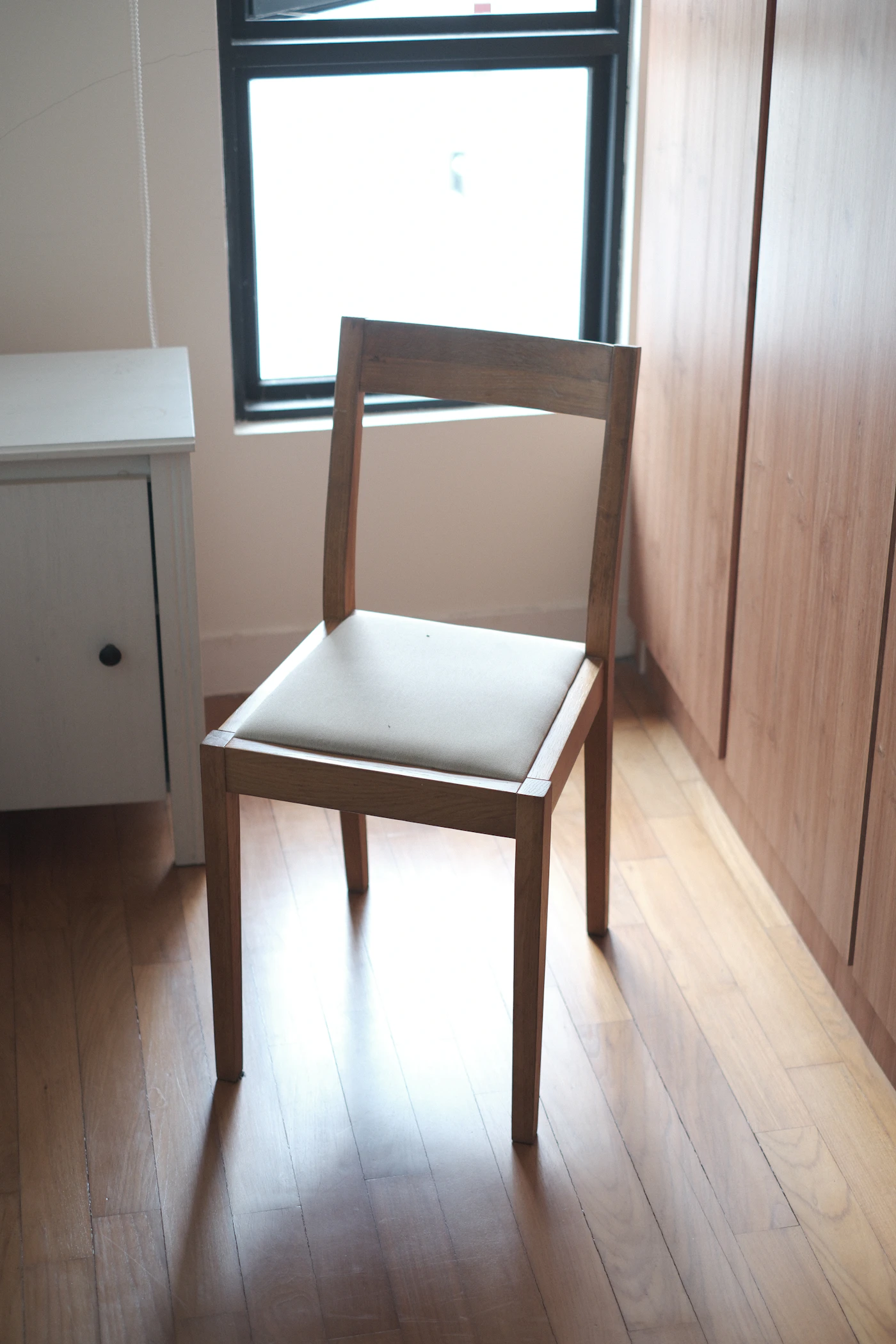 Slip-seat · removable cushion