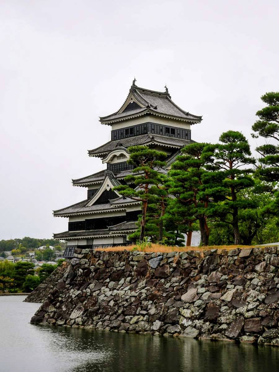 Matsumoto-Burg im frühen Abendlicht.