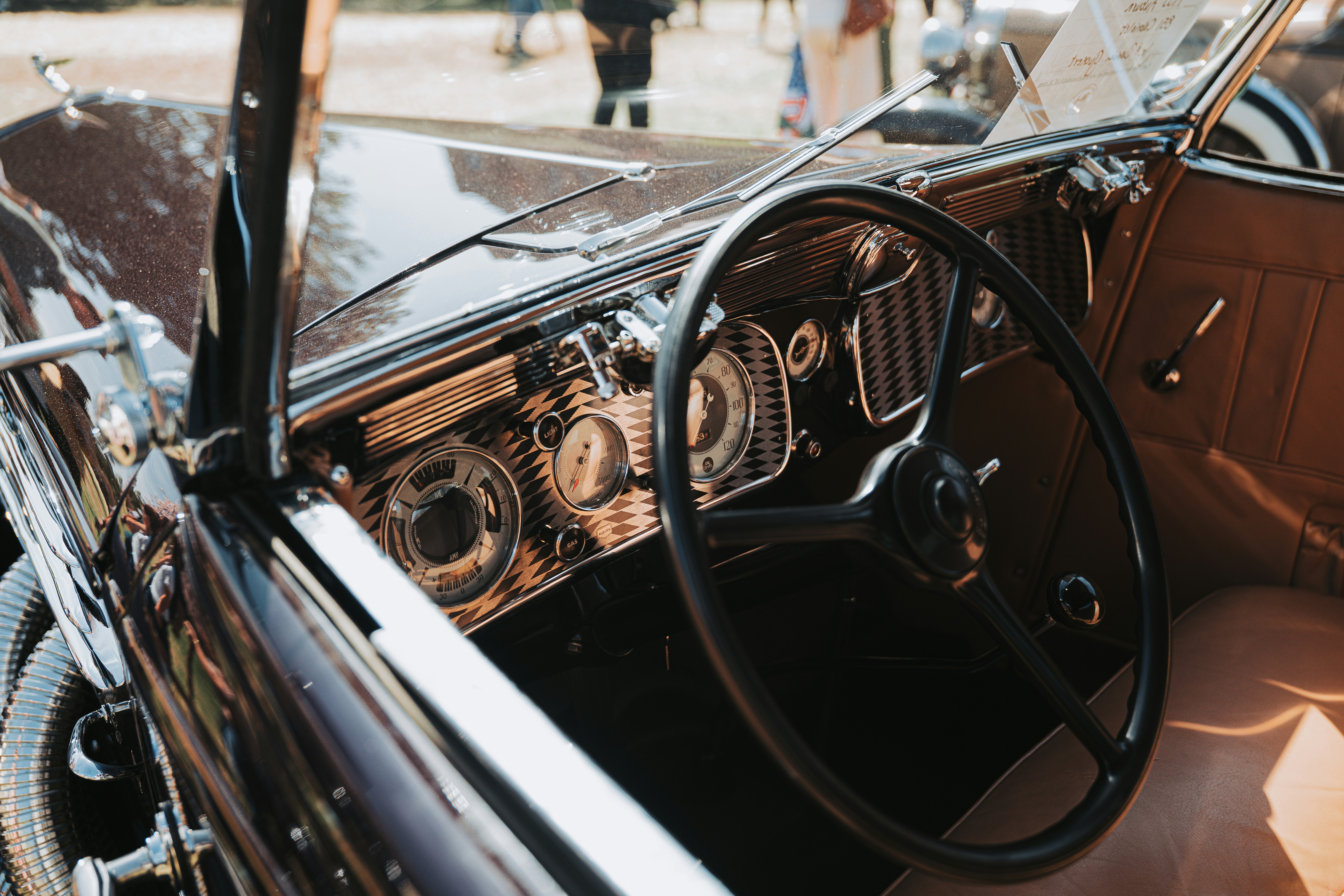 Interior de um carro vintage com painel e painel
