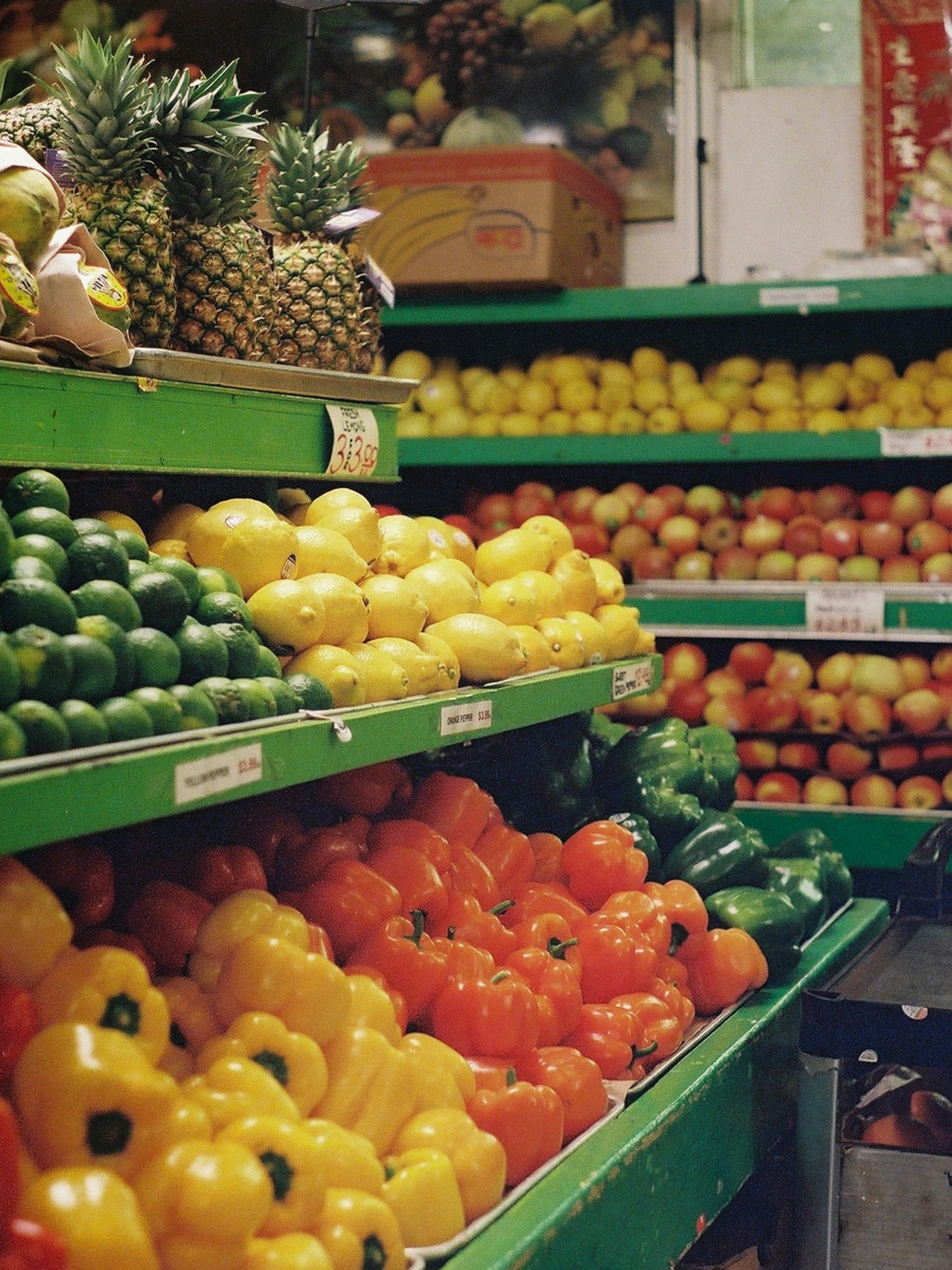 Des fruits et légumes frais exposés sur un marché.