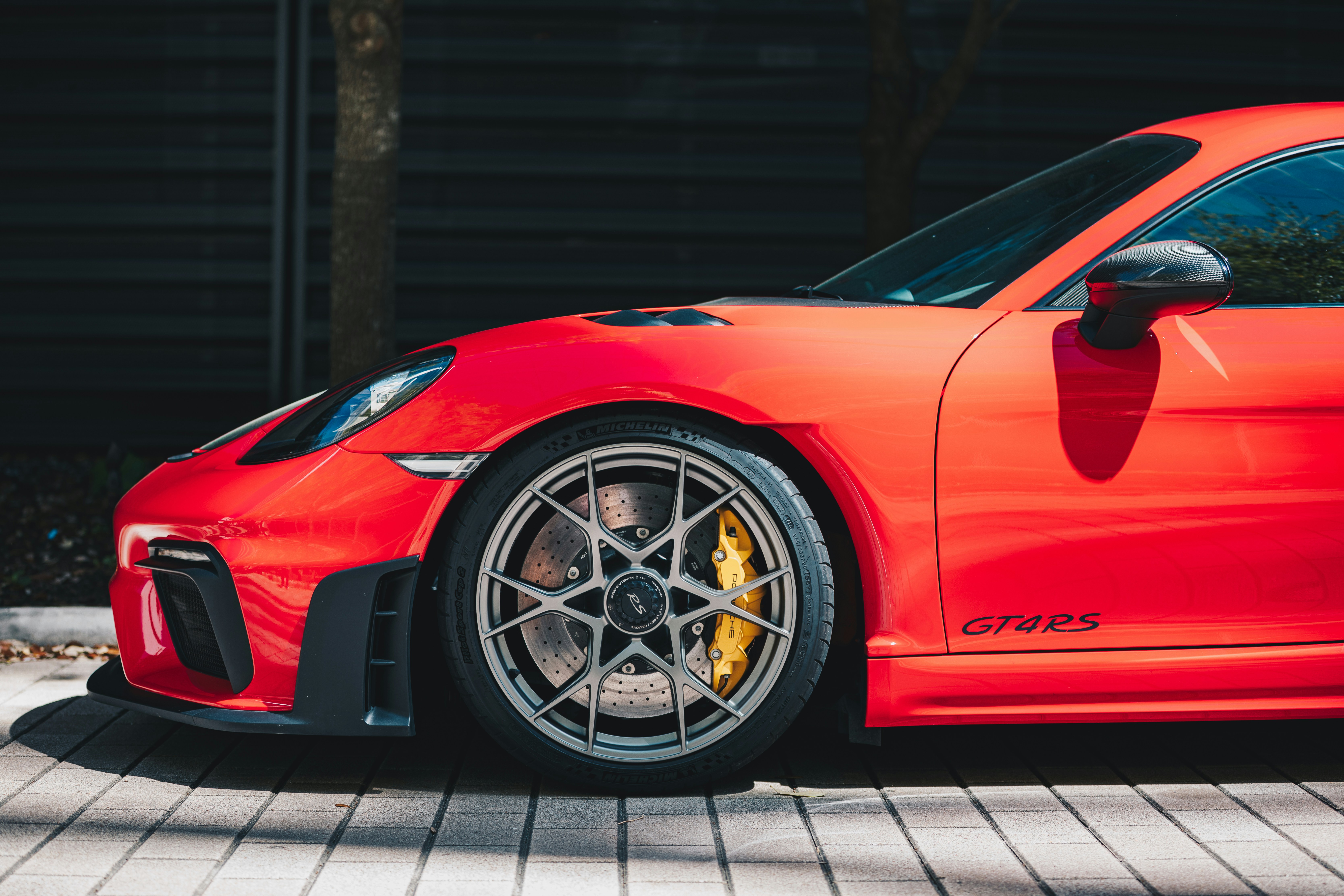 Roter Sportwagen mit Custom-Rädern draußen geparkt