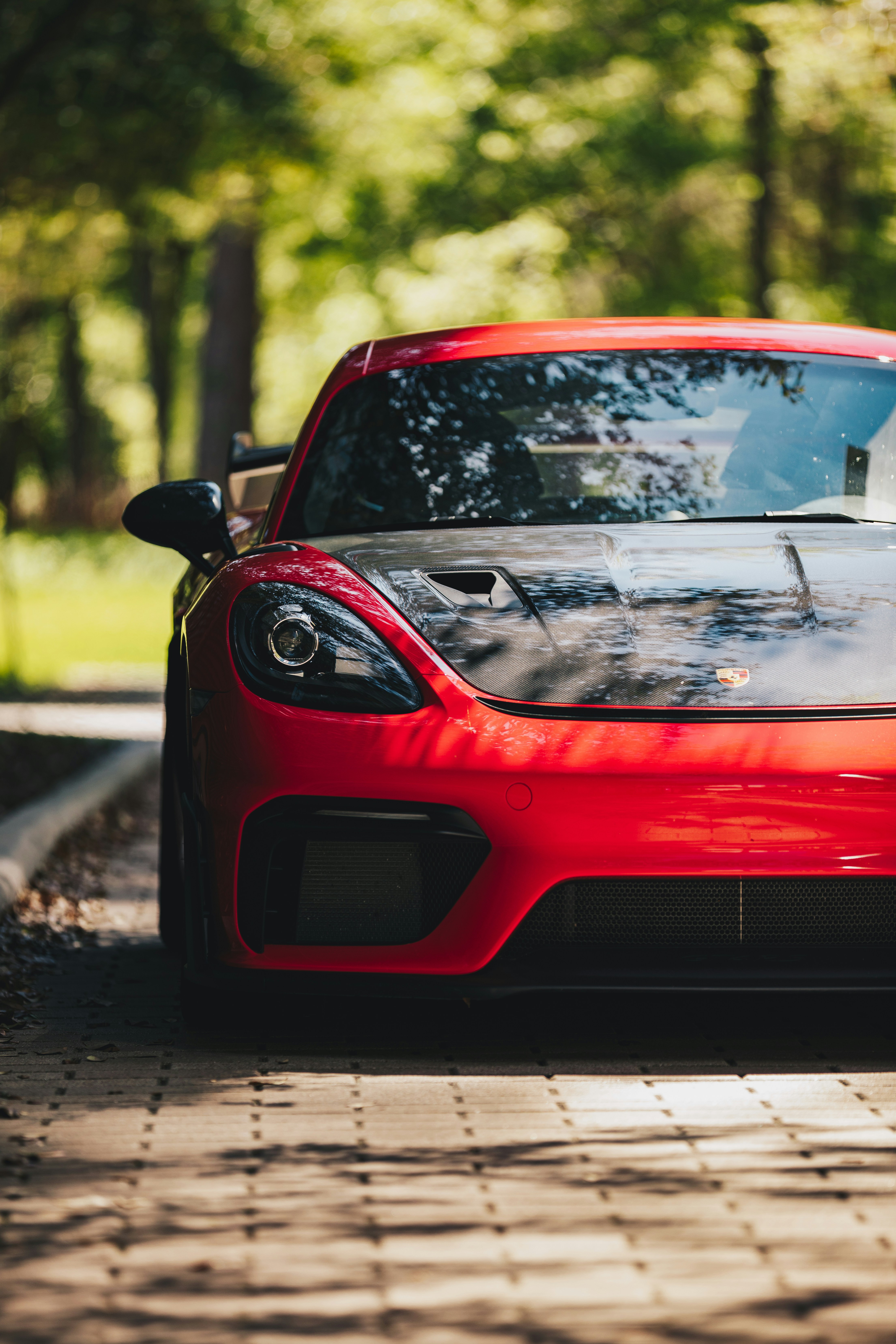 Roter Sportwagen mit Außenhaube aus Carbonfaser