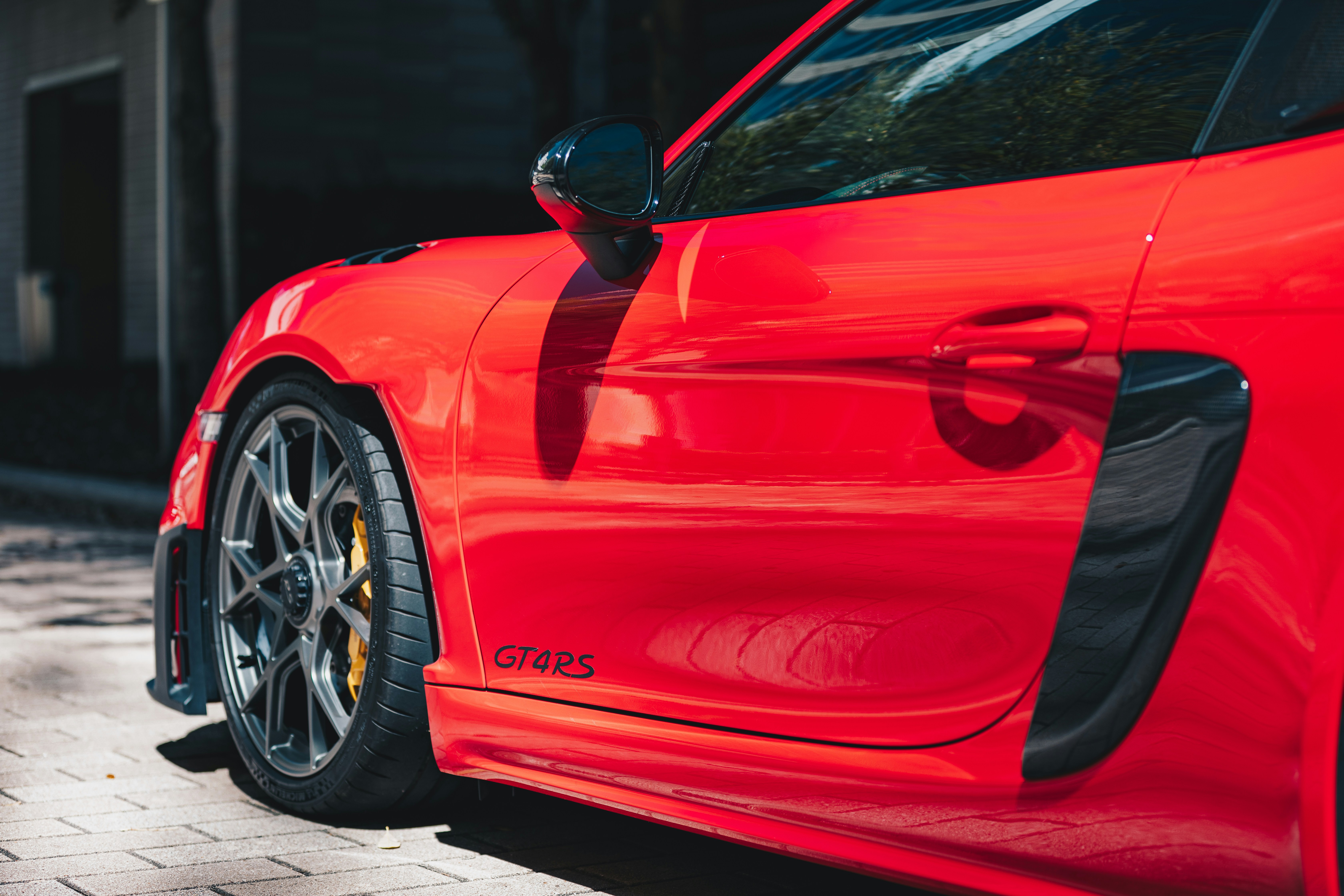 Nahaufnahme eines eleganten roten Sportwagens