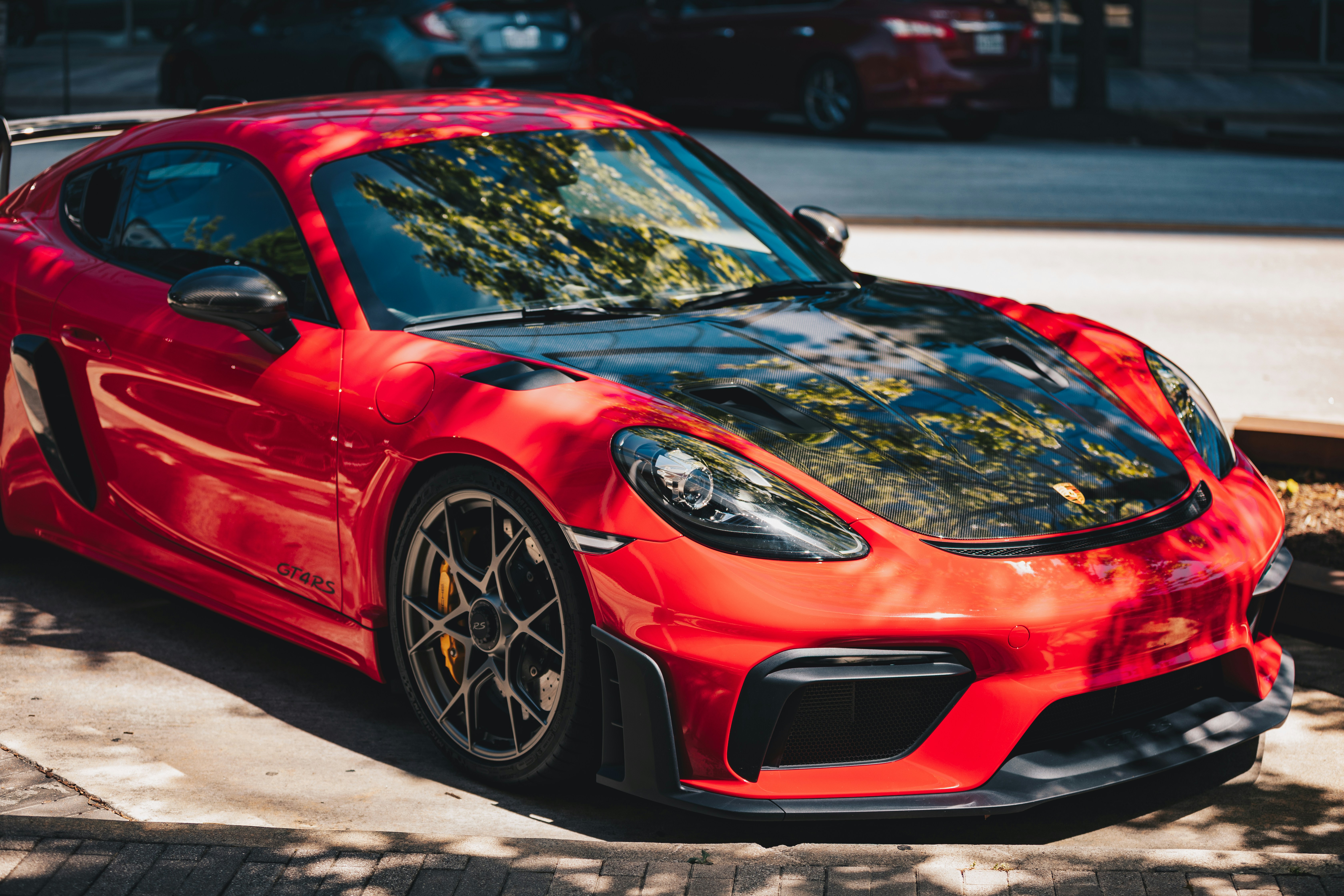 Ein roter Sportwagen mit schwarzer Motorhaube.