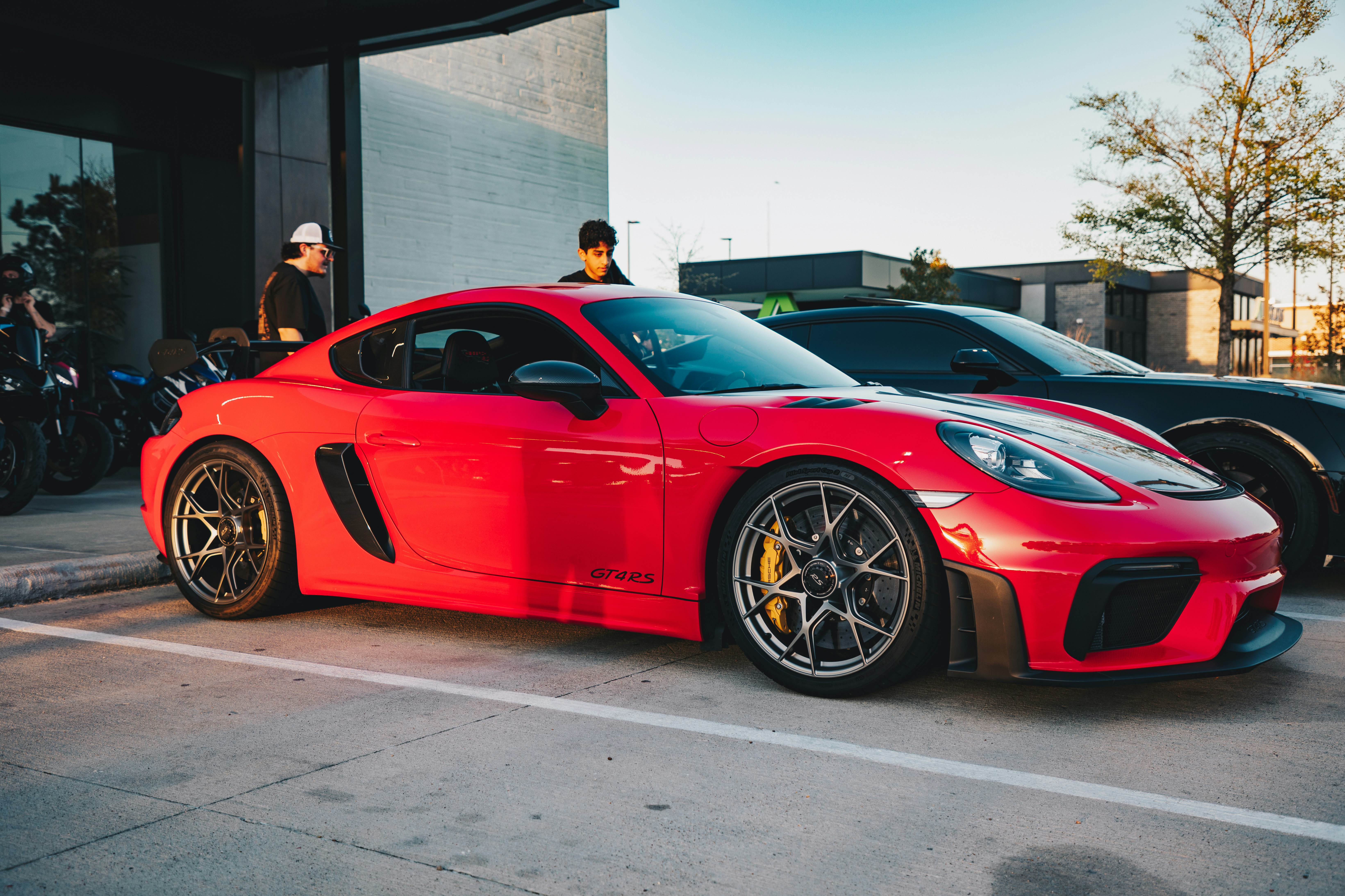 Roter Sportwagen vor dem Gebäude geparkt