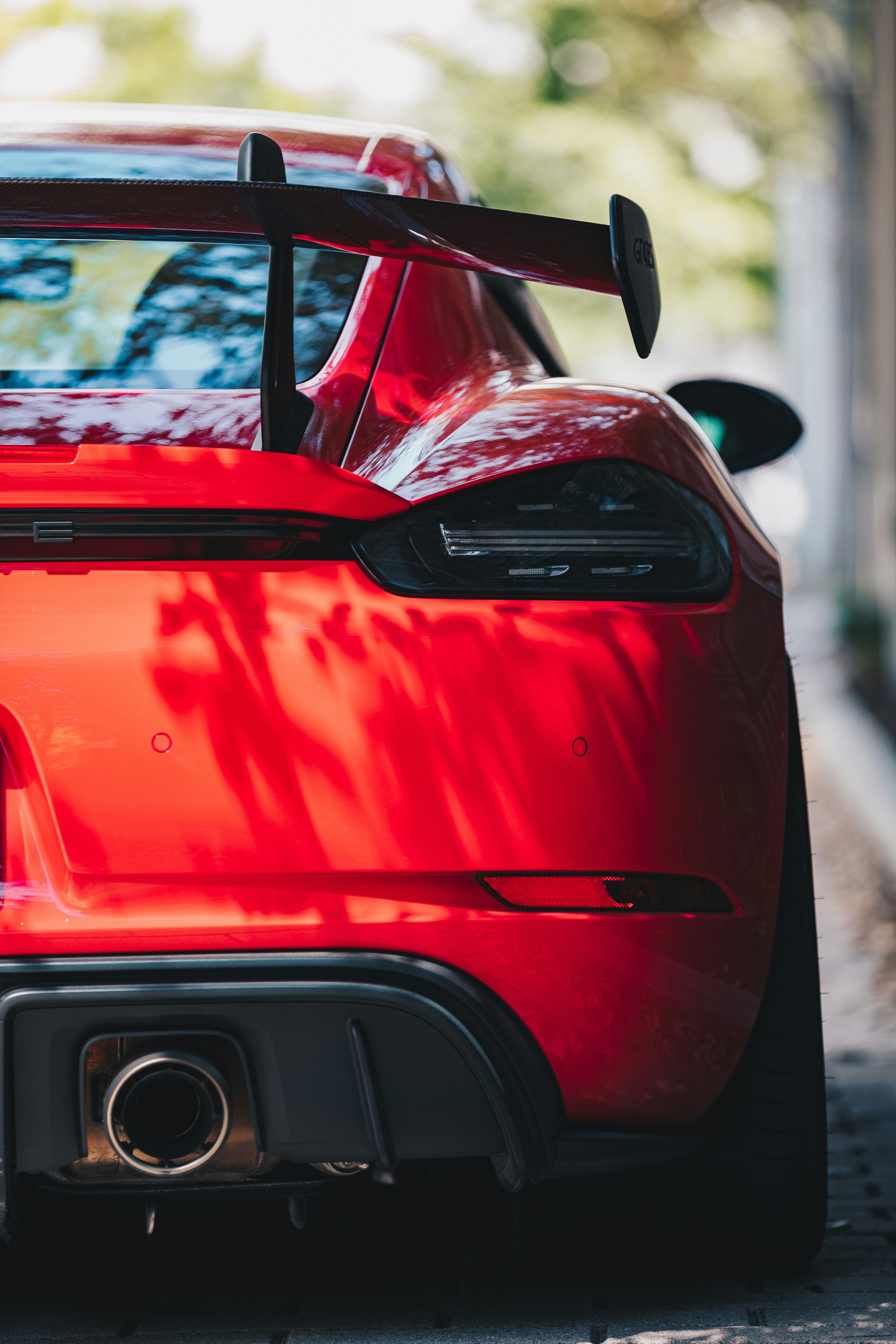 Rückansicht eines roten Sportwagens mit Spoiler