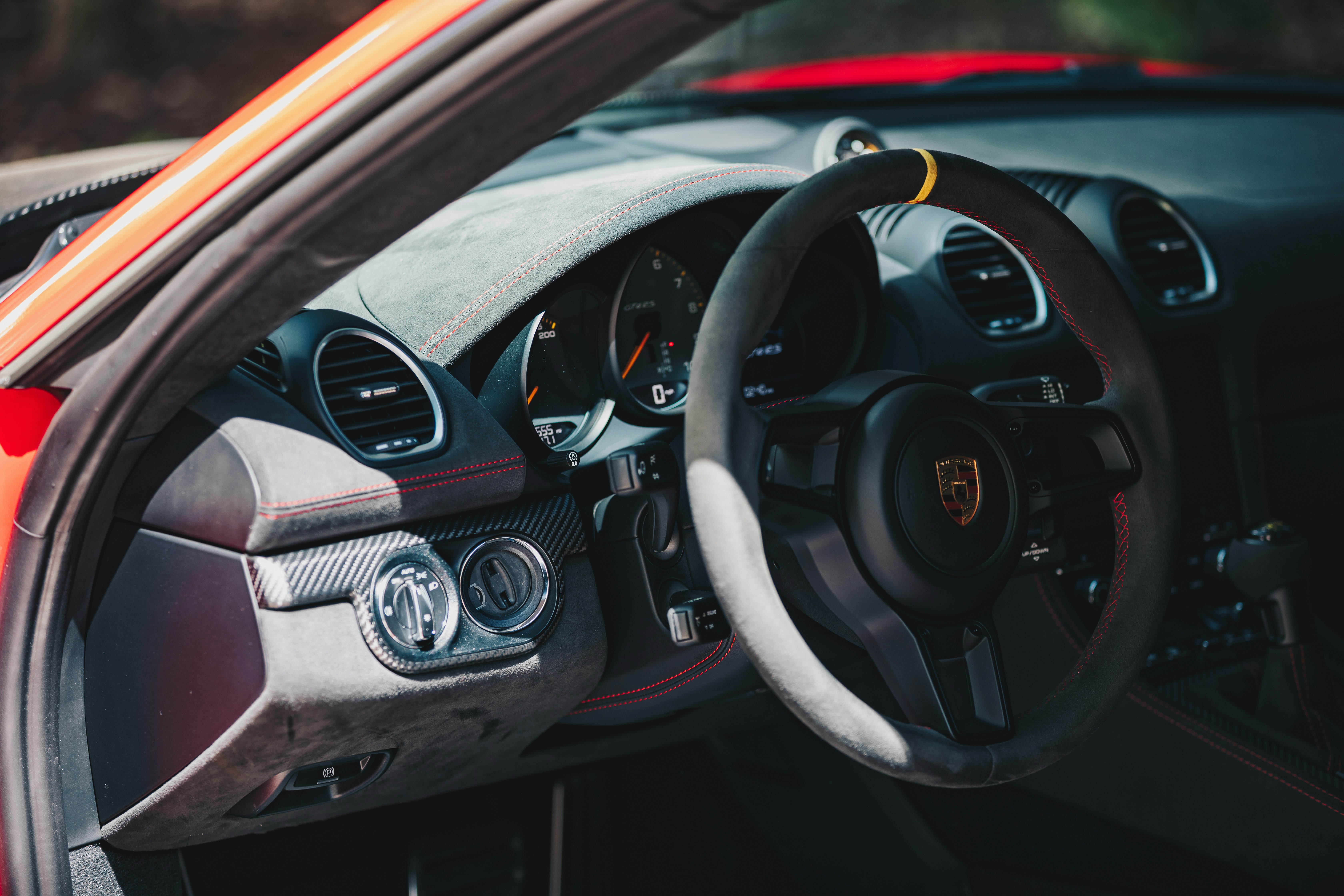 Nahaufnahme des Lenkrads und Armaturenbretts eines modernen Autos.