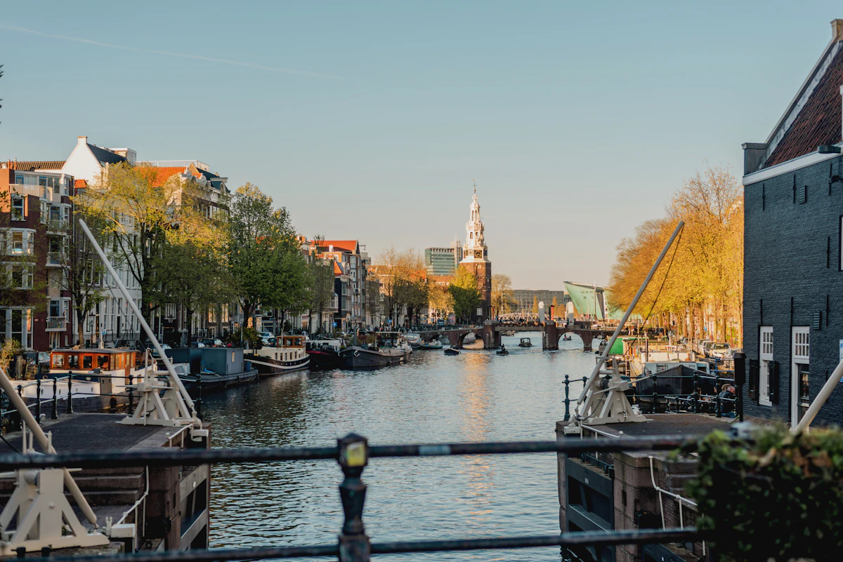 Grachtenpanden en bruggen in Amsterdam bij zonsondergang