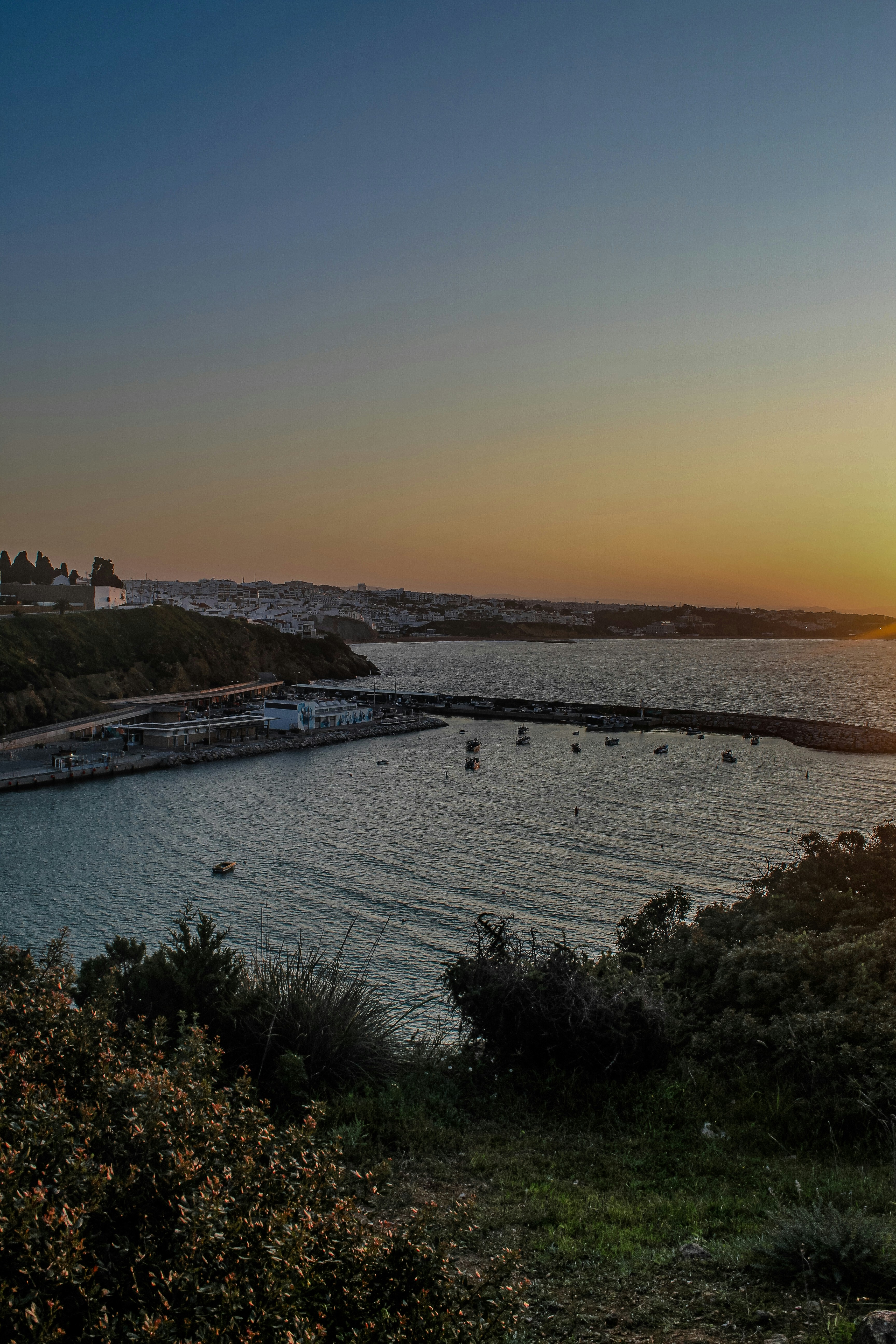 Ville côtière et port au coucher du soleil
