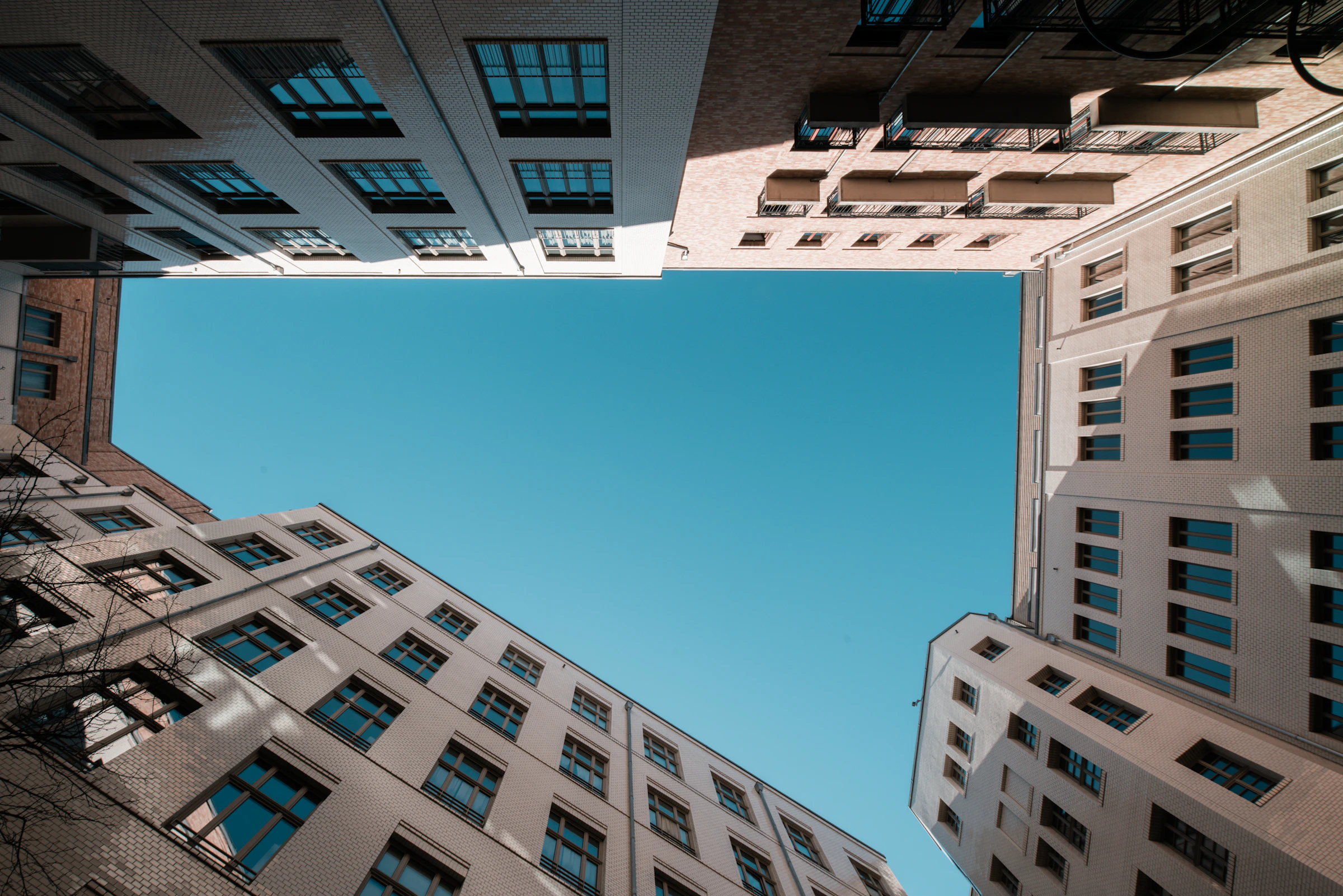 Helle, moderne Wohngebäude in Hamburg unter blauem Himmel