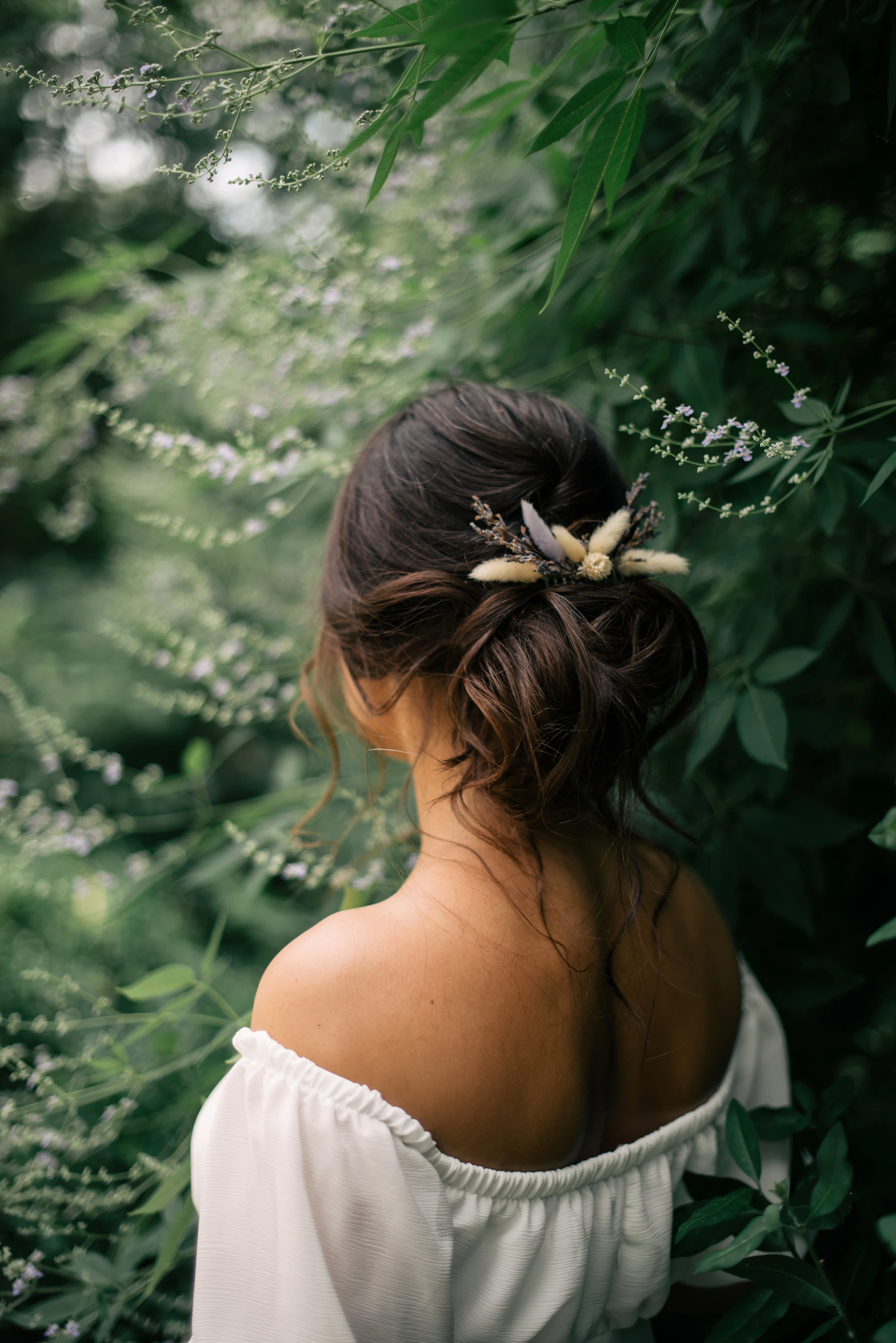 Chignon et accessoire floral