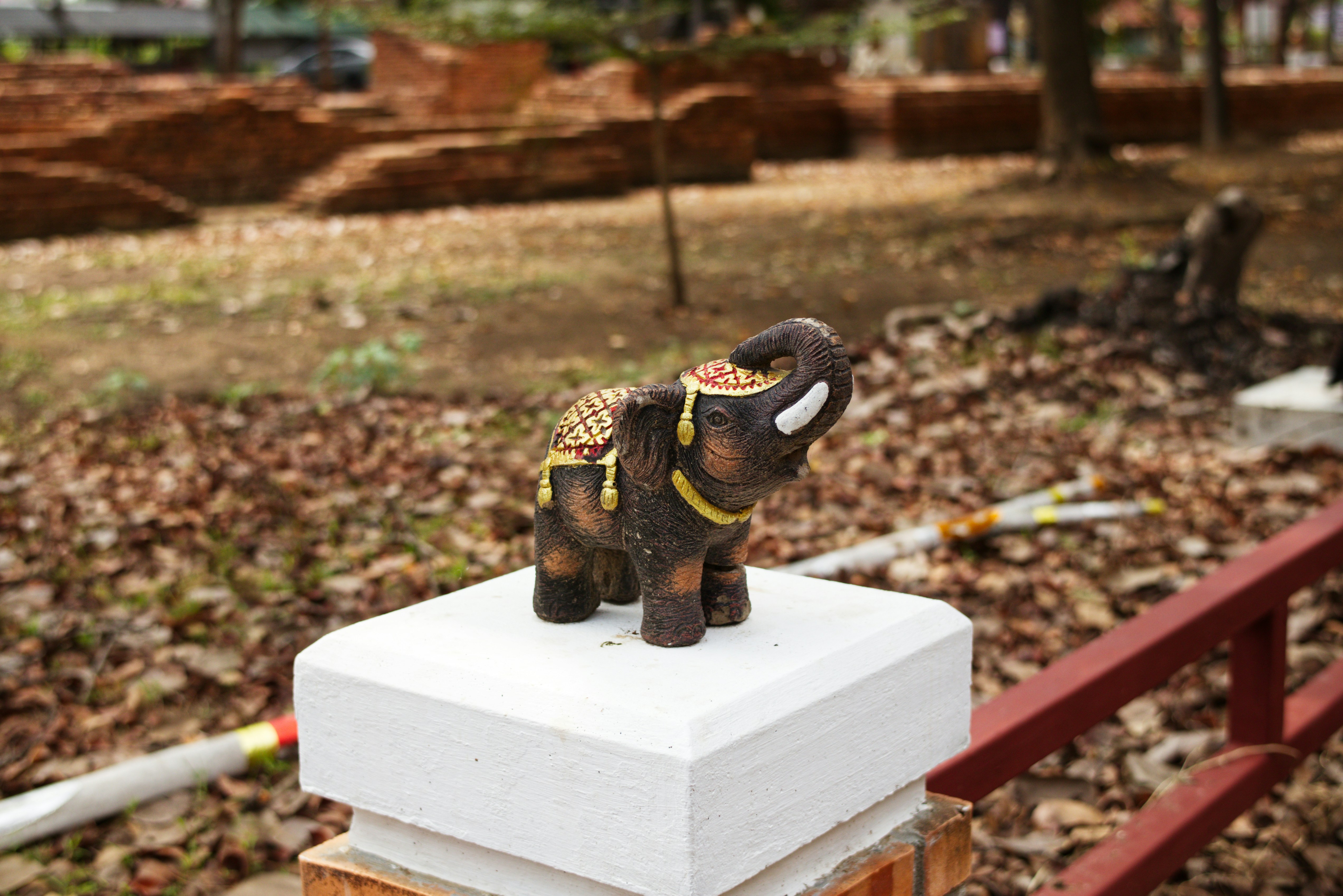 白い台座の上に置かれた小さな象の像。