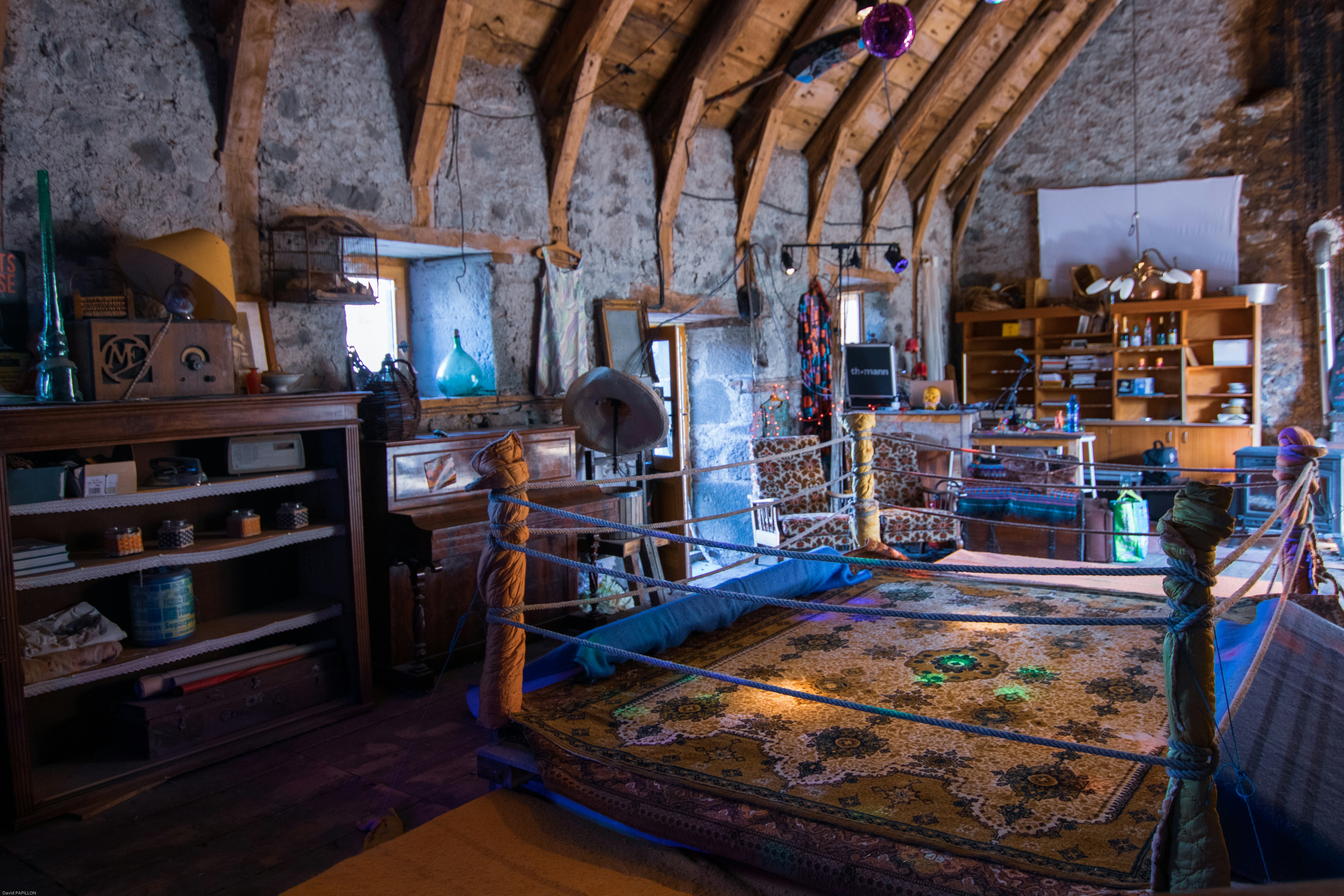 Habitación acogedora en el desván con decoración rústica y una alfombra con estampados.