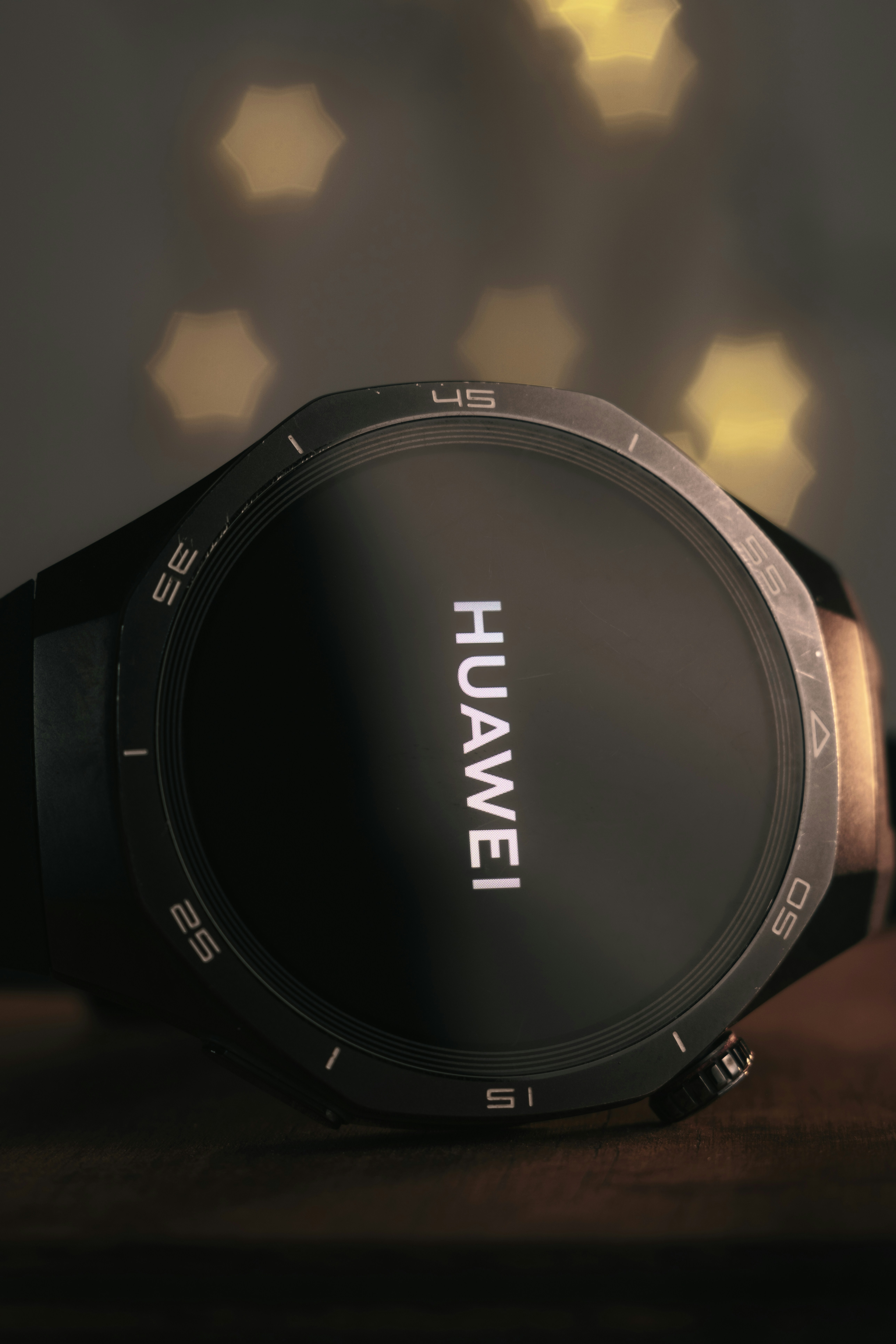 Huawei Smartwatch mit schwarzem Band und Bildschirm
