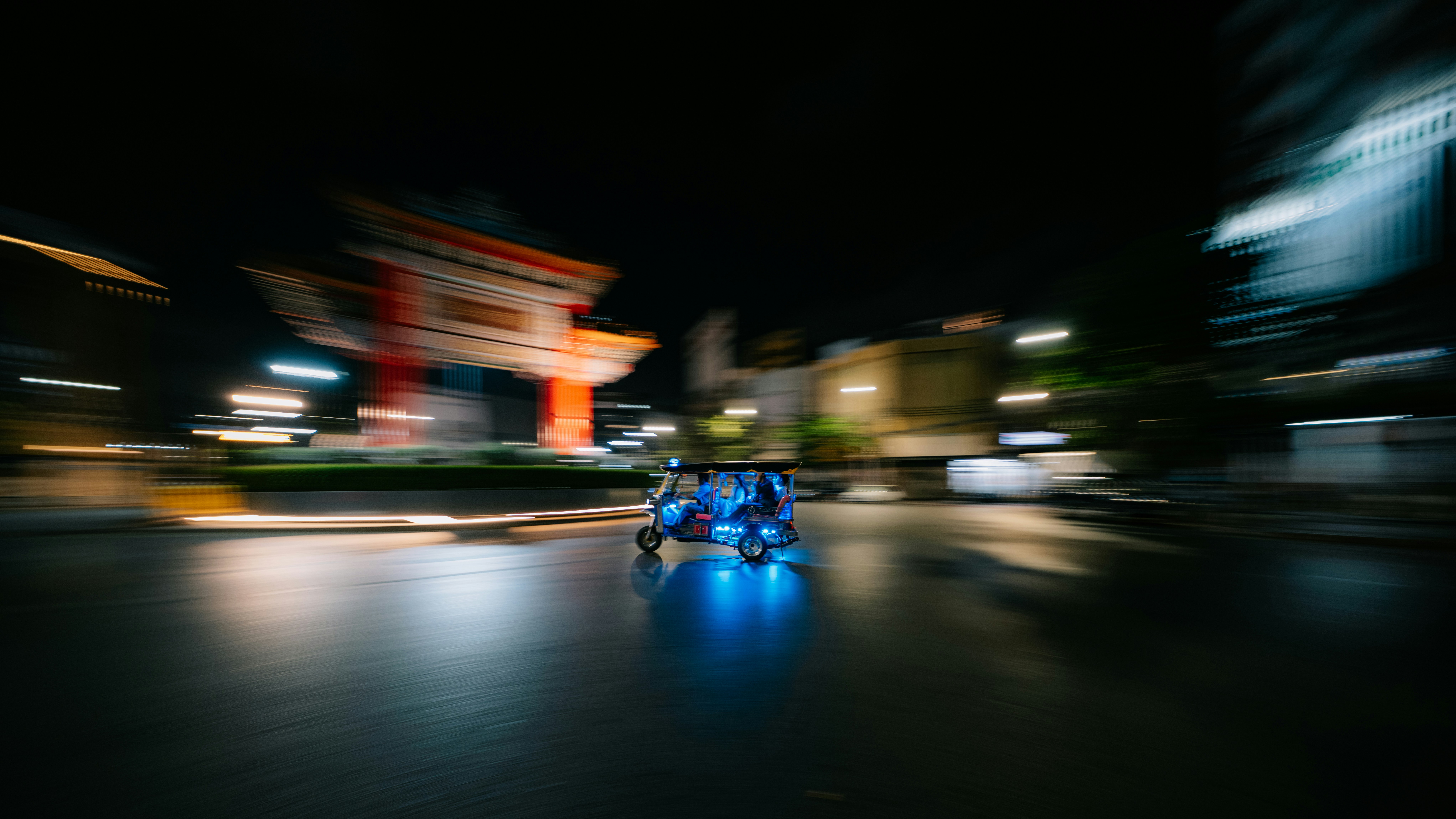 Tuk-tuk de noche con desenfoque de movimiento