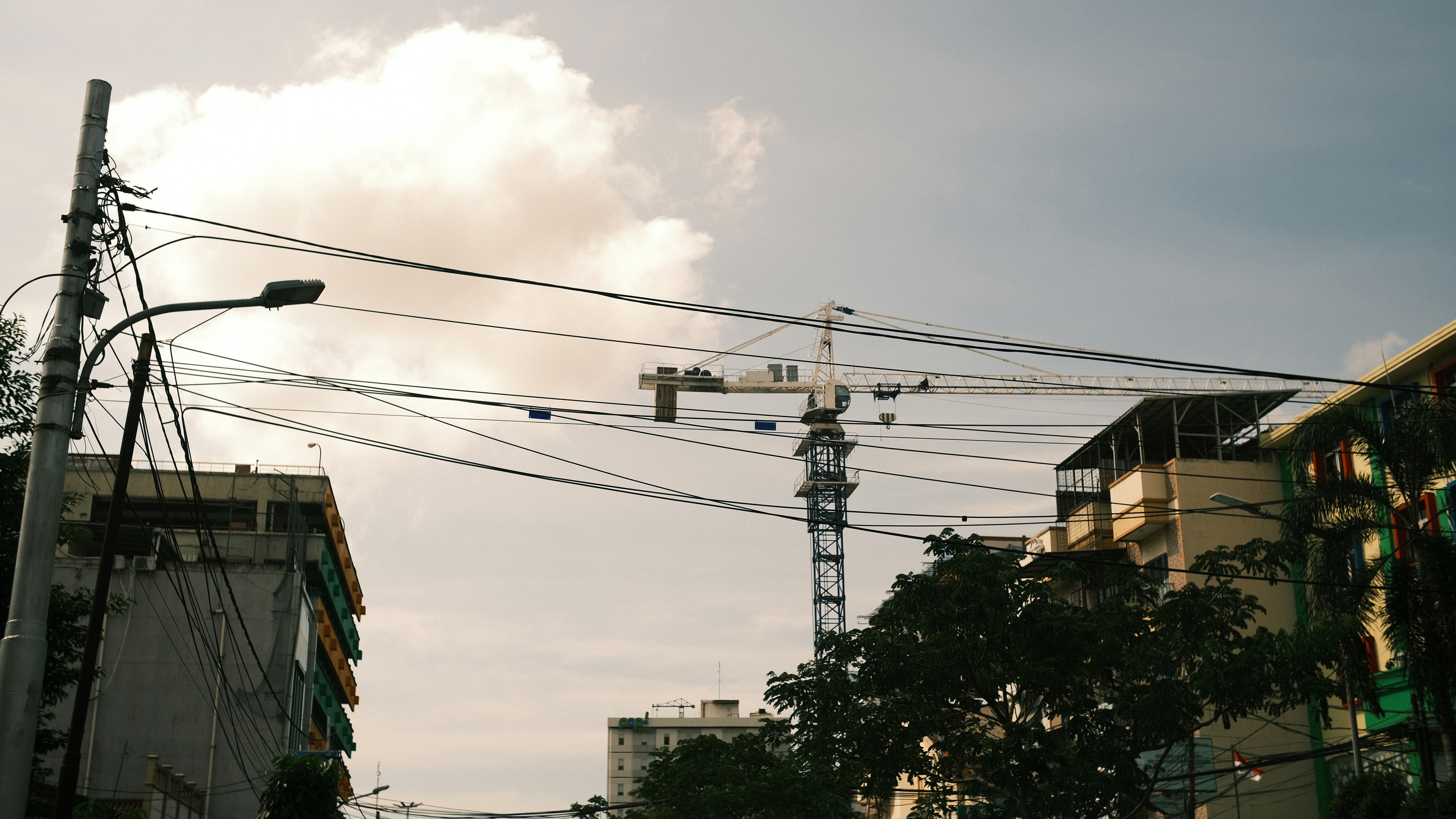Derek dan bangunan di bawah langit mendung