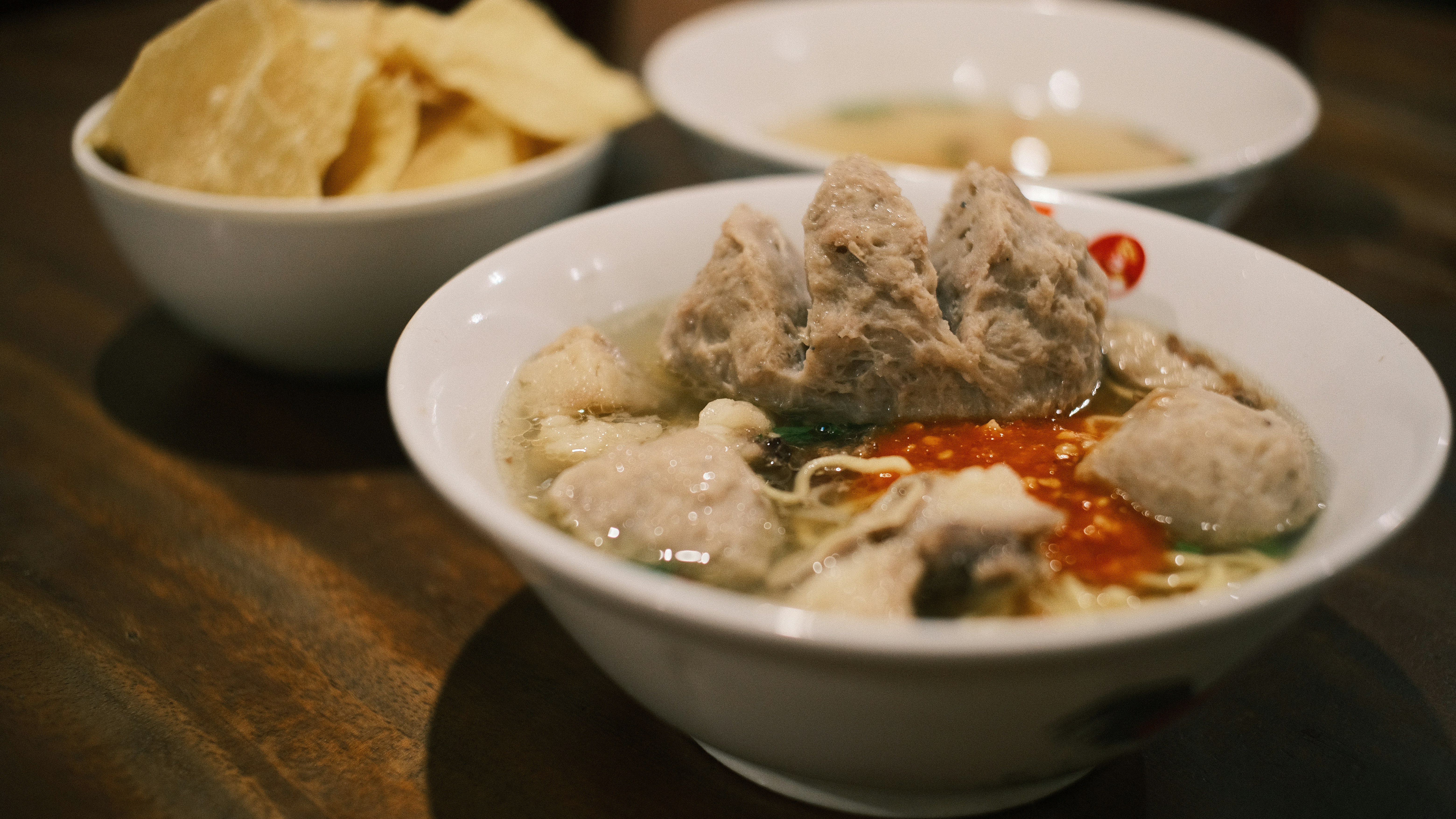 Semangkuk bakso dengan mie dan sambal