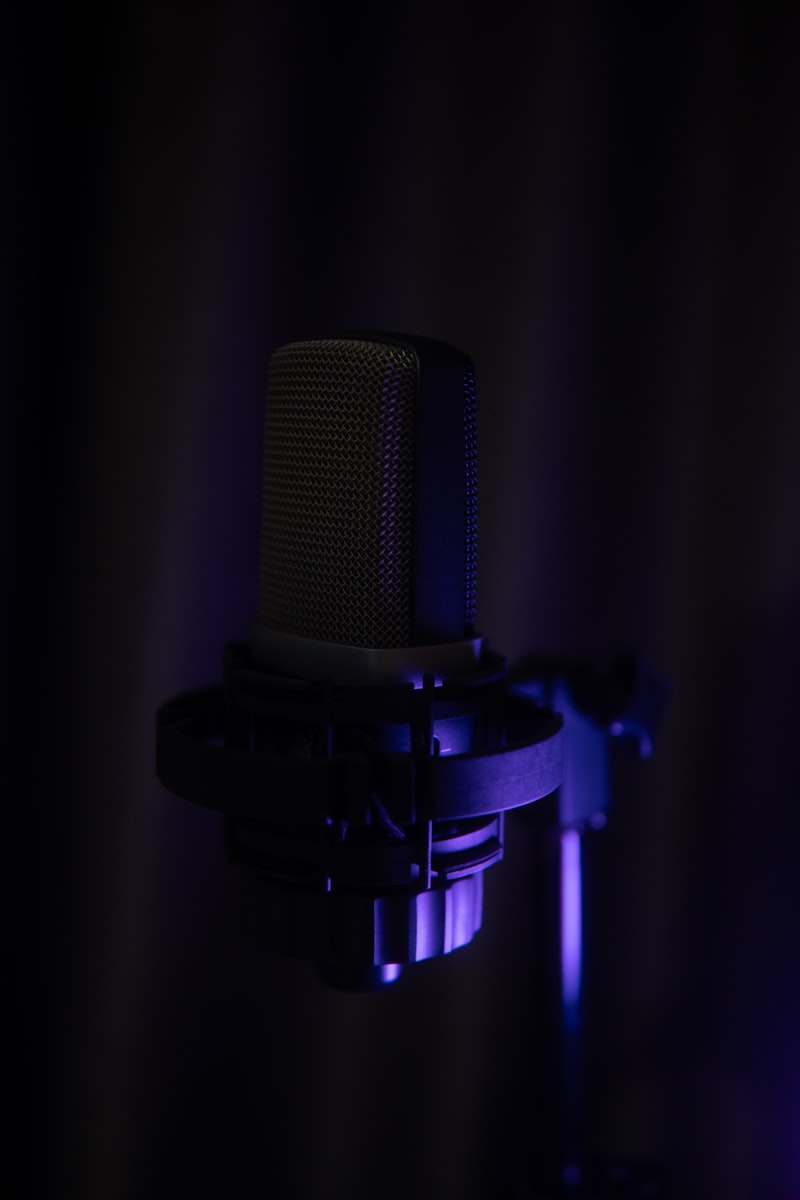 Studiomikrofon mit violettem Licht