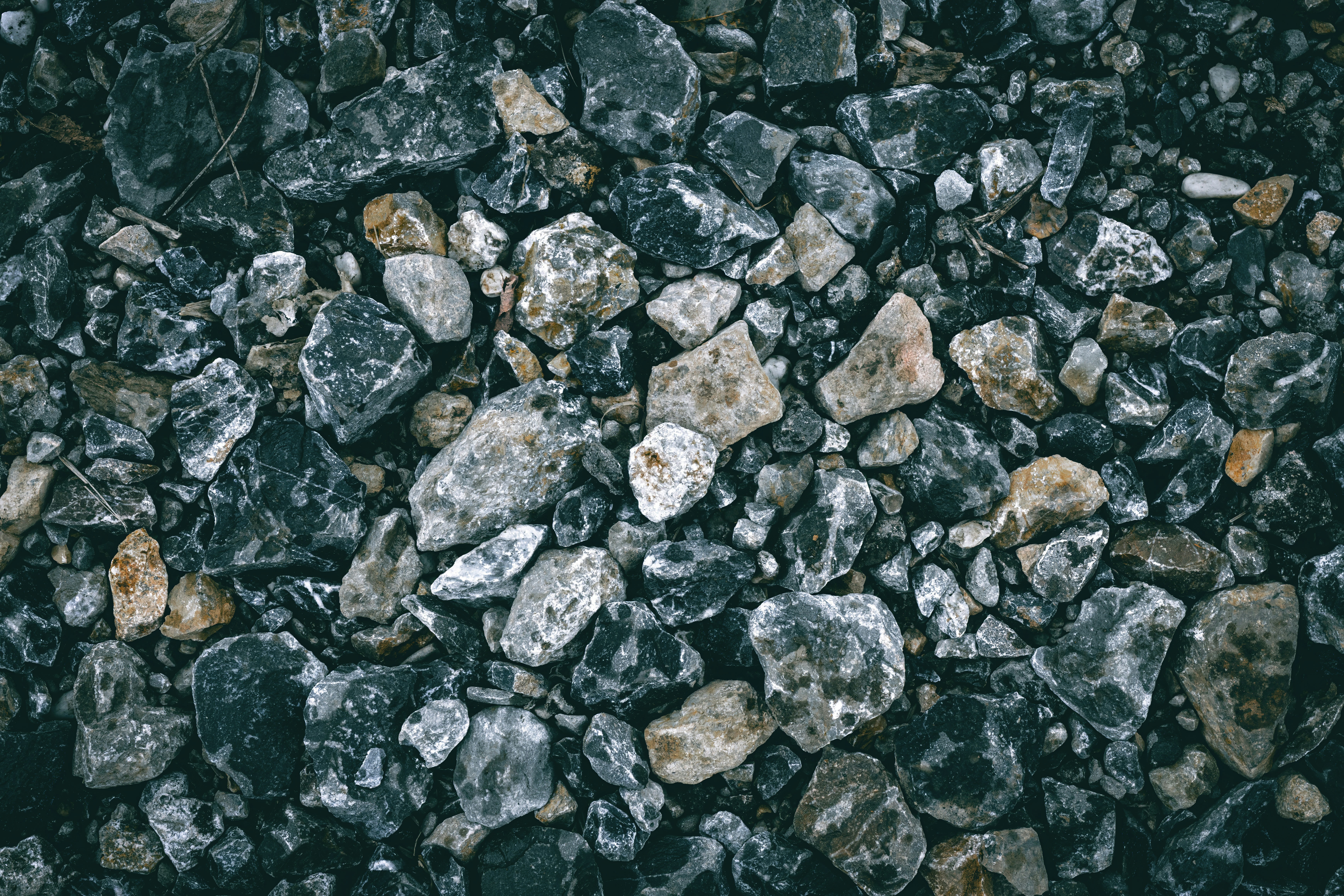 Un mucchio di rocce scure e chiare.