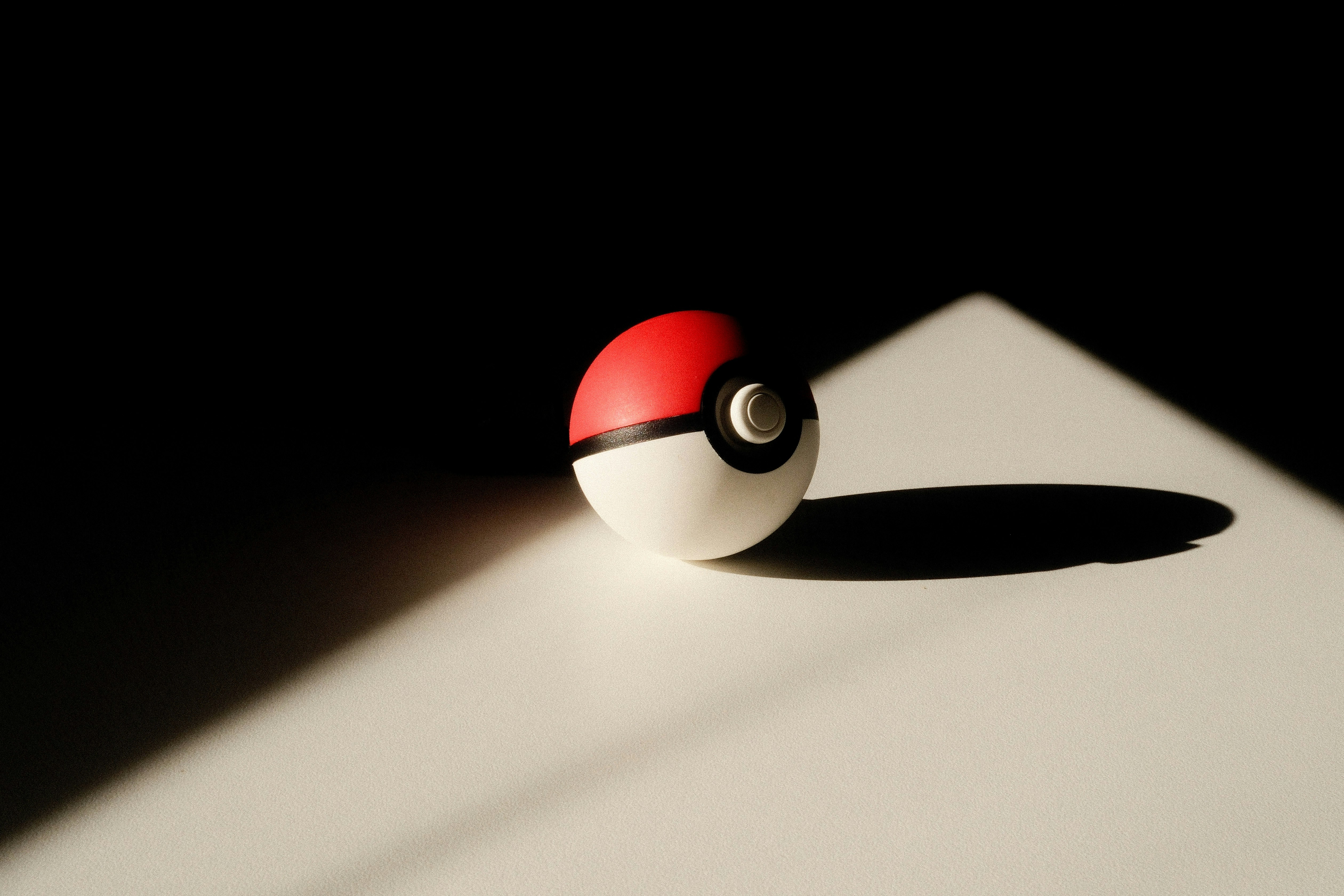 Pokeball merah dan putih membuat bayangan