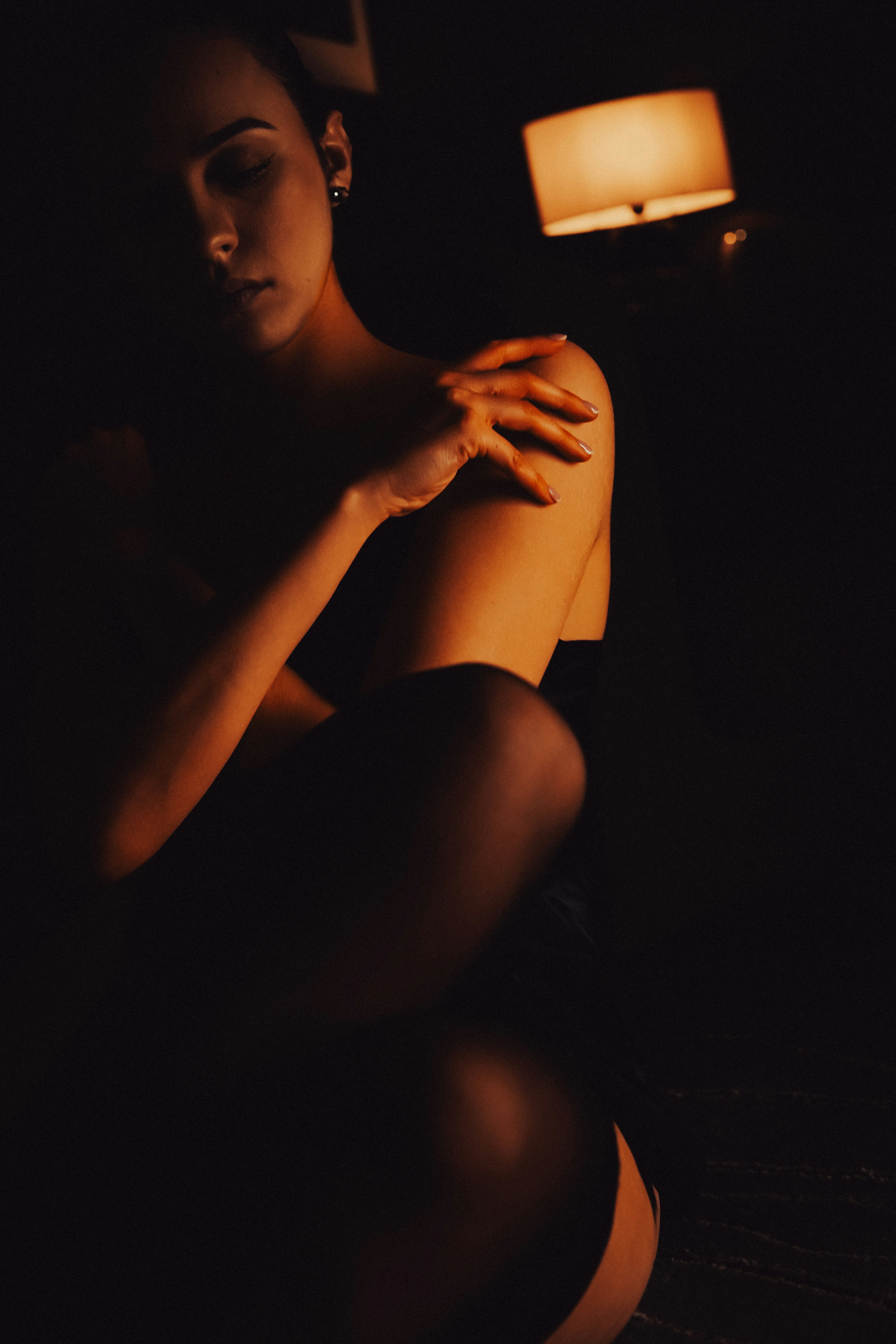 Frau in Dessous im schwachen Licht