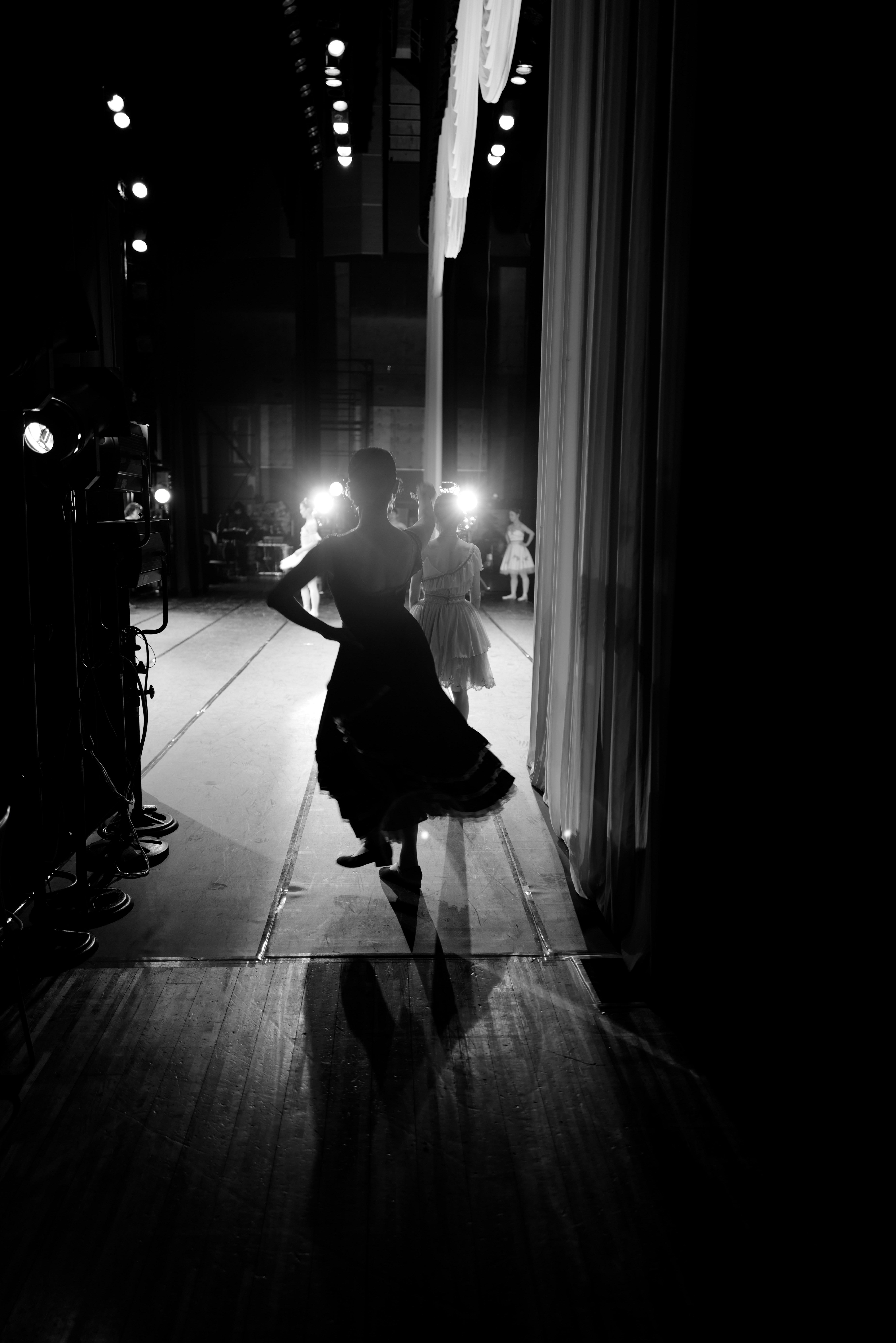 Danseurs en coulisses éclairés par des projecteurs de scène