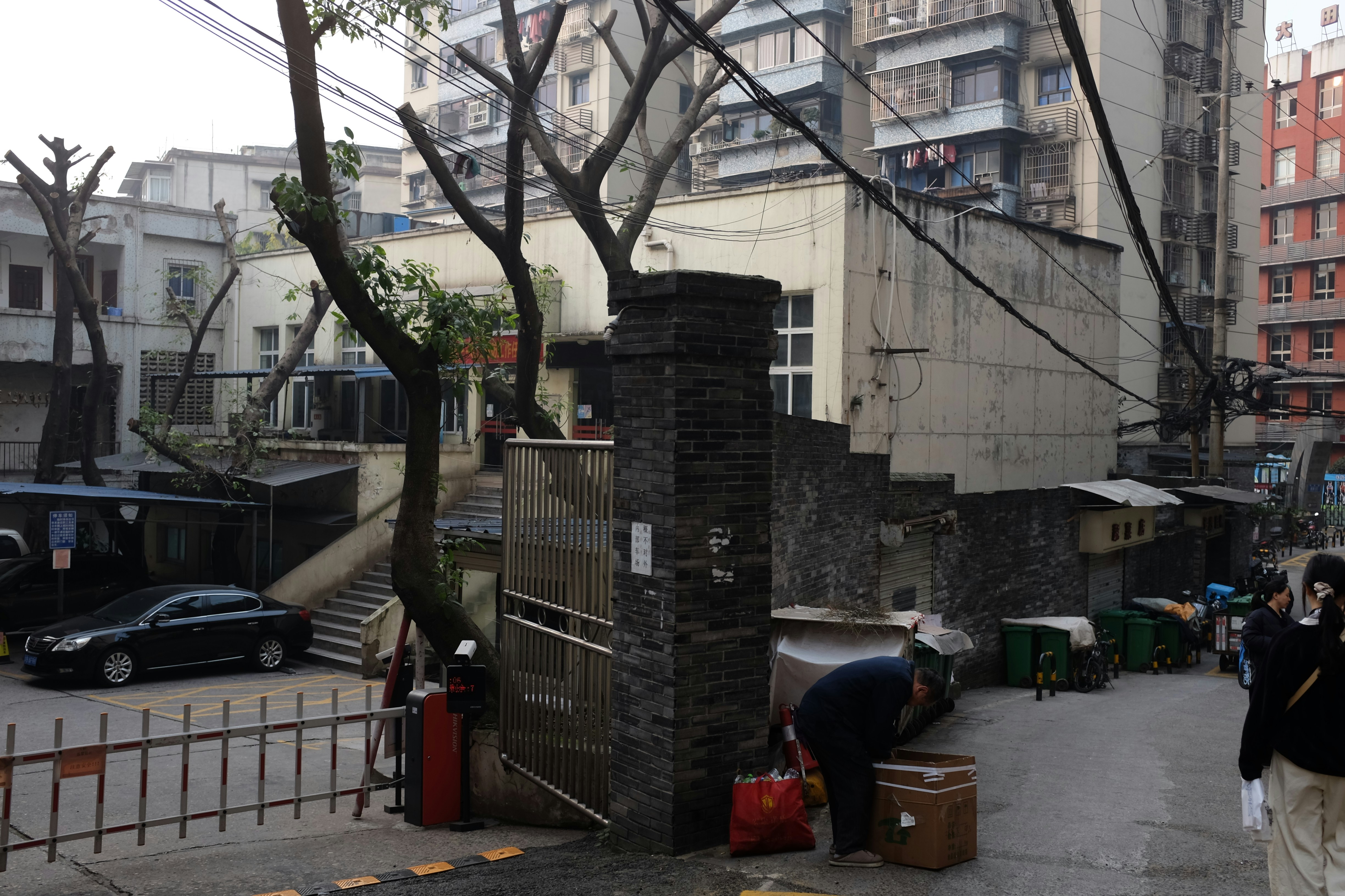 Scena urbana di strada con edifici e una persona.