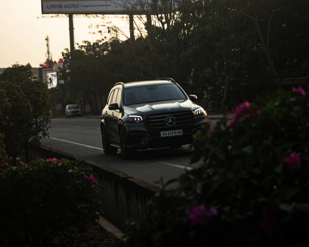 Czarny SUV jadący drogą w niskim słońcu