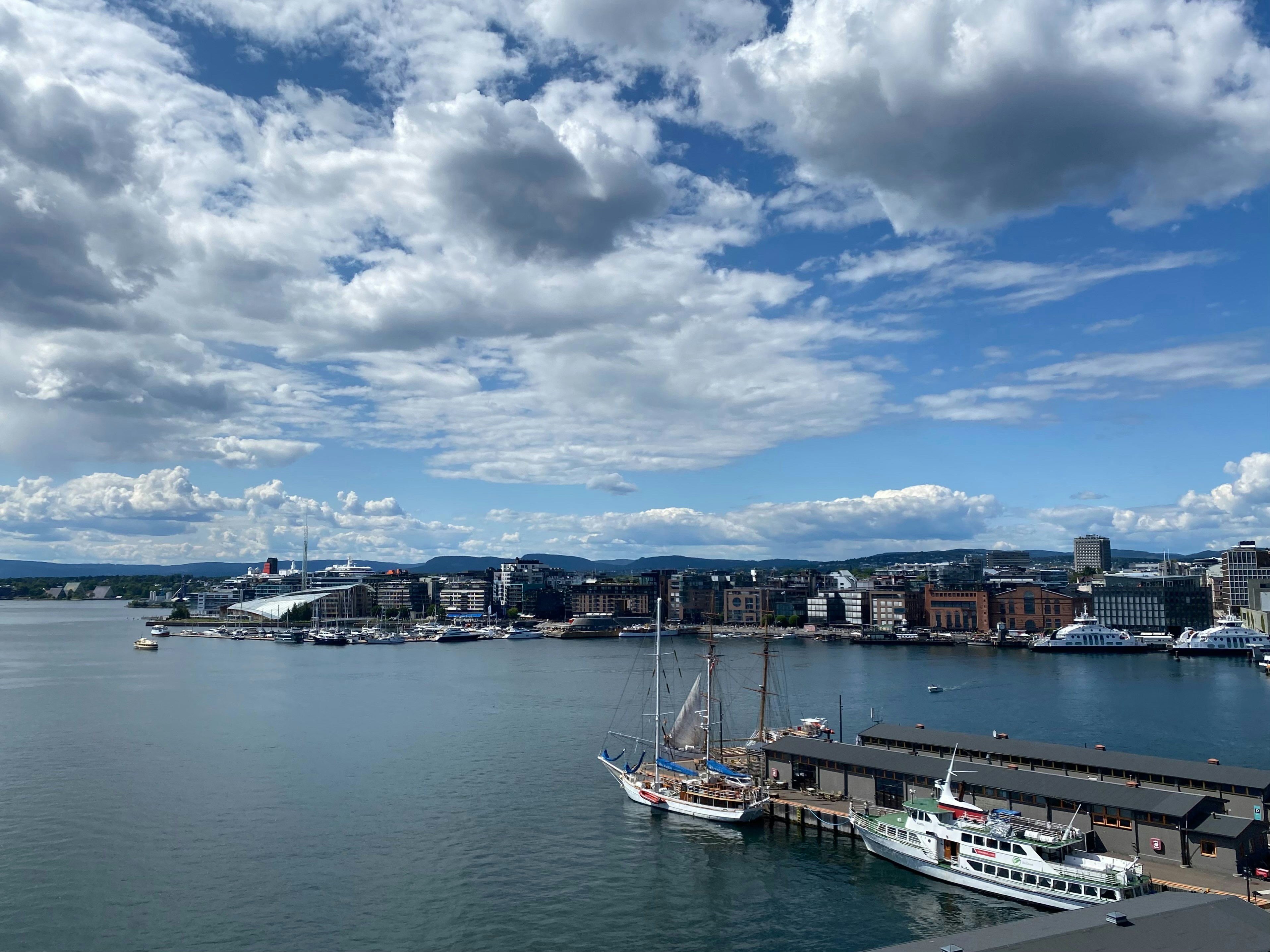 Boote legten in einem Hafen mit Stadtsilhouette an.