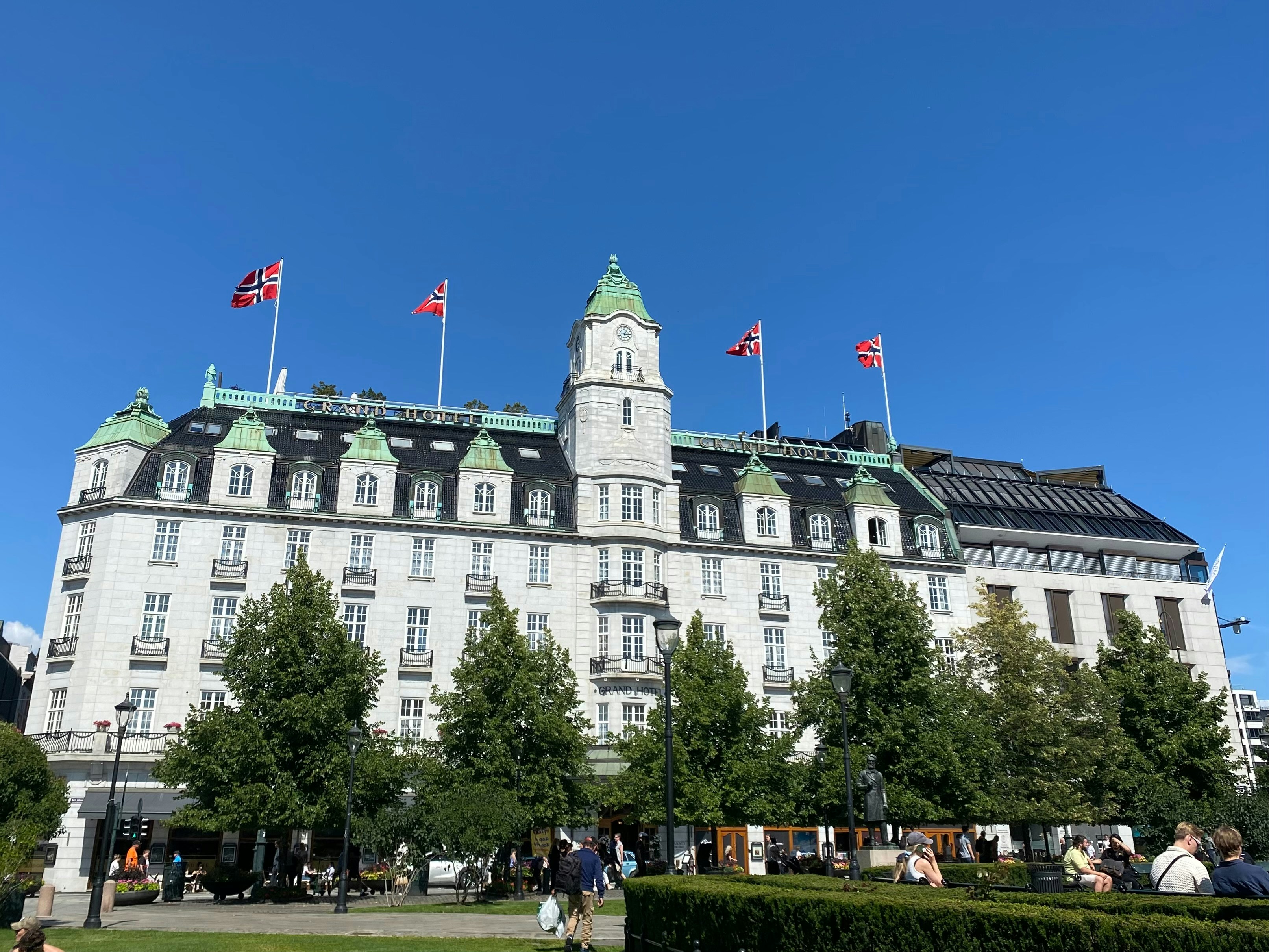 Großes Hotel mit Flaggen unter klarem blauen Himmel
